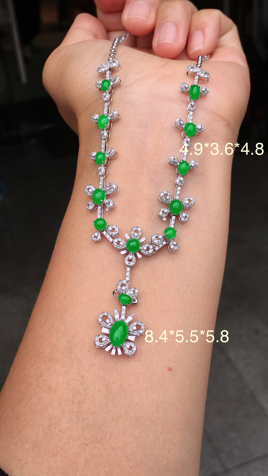 阳绿蛋面晚装项链，色泽均匀艳丽，玉质细腻，荧光感超
强，饱满圆润，尽显优雅气质，18k
金豪华镶嵌