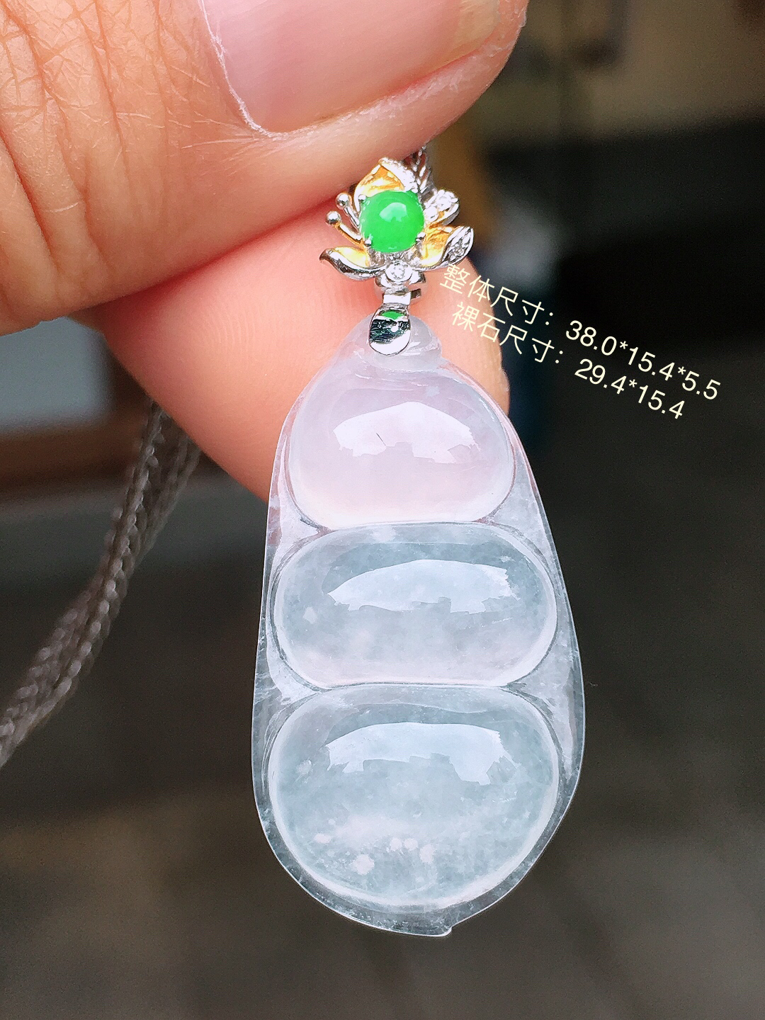 冰种福豆吊坠，玉质细腻，荧光感超
强，饱满圆润，尽显优雅气质，18k
金豪华镶嵌