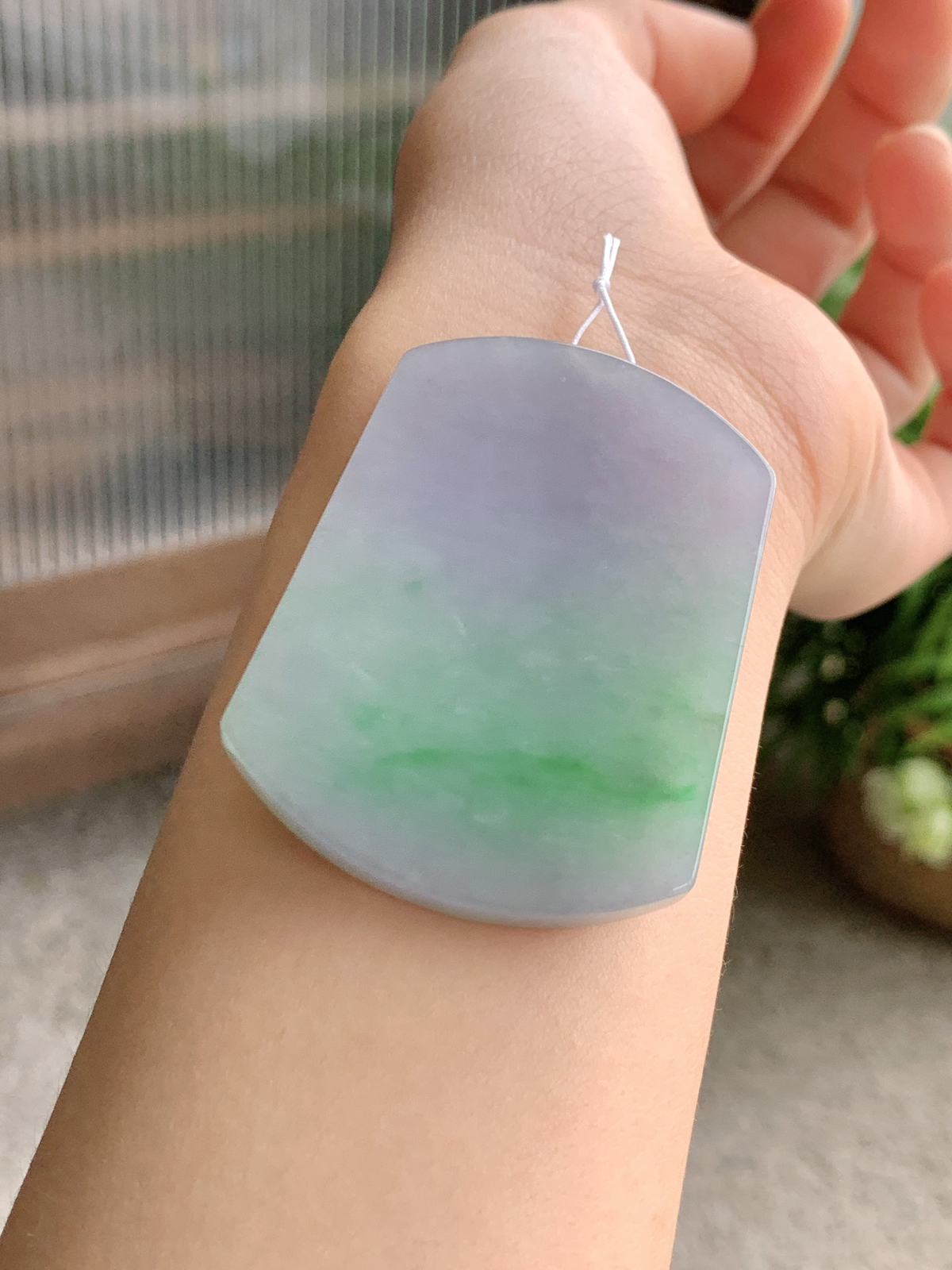 【裸石】冰春彩无事牌吊坠
【说明】缅料 性价比高  
【尺寸】50.4-38.2-5.2