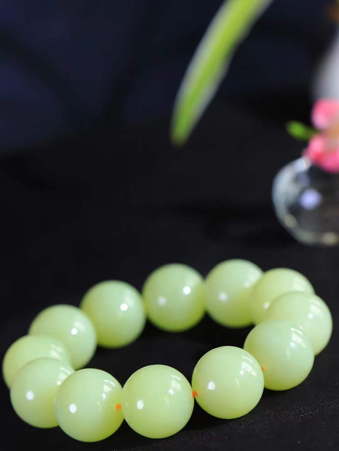 【珠圆玉润.手串】

精品️和田玉黄口珠圆玉润手串 玉质温润细腻  整串打磨圆润，佩戴舒适。珠珠落玉盘，间关莺语花底滑，一生美好时光，无论身在何处，都有它相伴相守。事事顺遂，幸福美满，吉祥如意。重146.5克 尺寸取一19.8mm  FDA-22361833