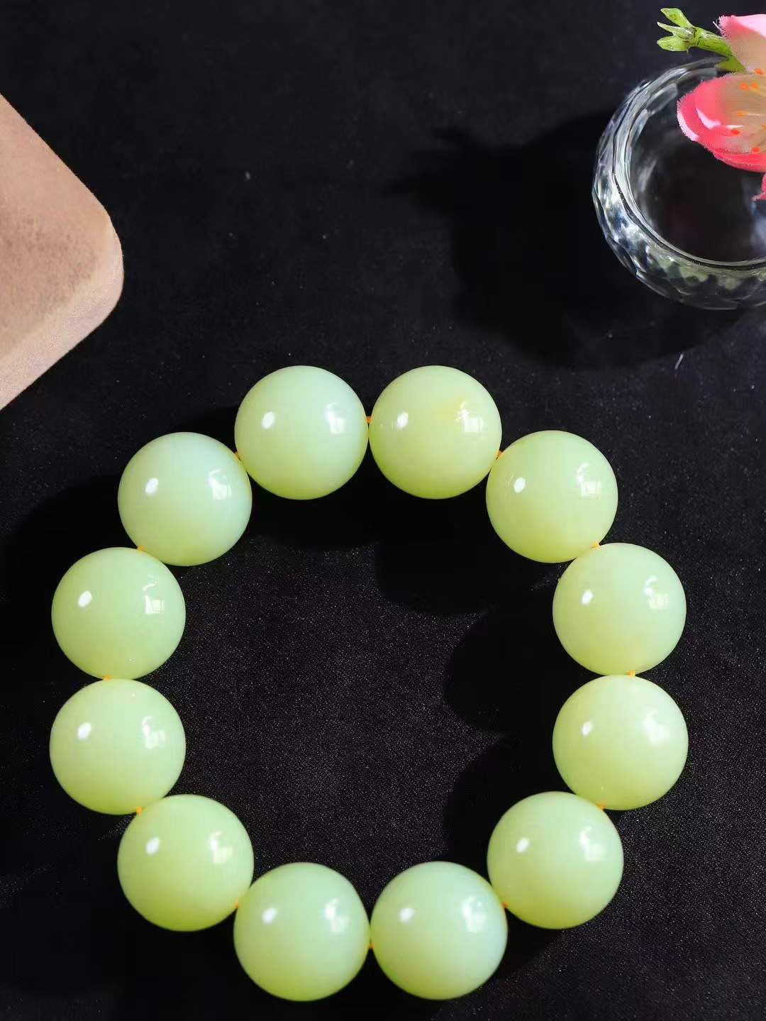 【珠圆玉润.手串】

精品️和田玉黄口珠圆玉润手串 玉质温润细腻  整串打磨圆润，佩戴舒适。珠珠落玉盘，间关莺语花底滑，一生美好时光，无论身在何处，都有它相伴相守。事事顺遂，幸福美满，吉祥如意。重146.5克 尺寸取一19.8mm  FDA-22361833