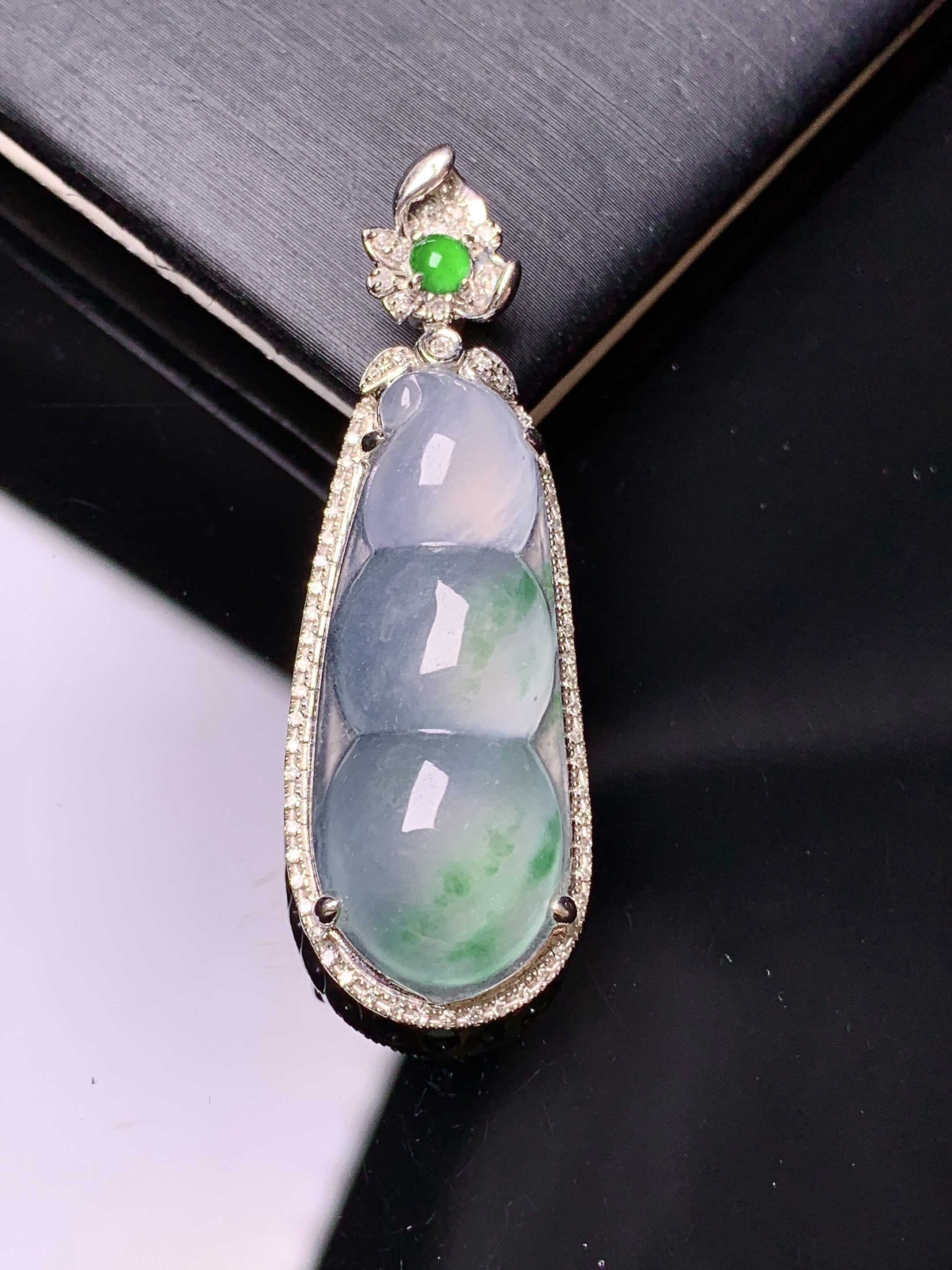 18k金钻镶嵌冰种飘绿四季豆吊坠 玉质细腻 色泽艳丽清新 水润亮眼 整体尺寸39.8*13.6*8.3y4