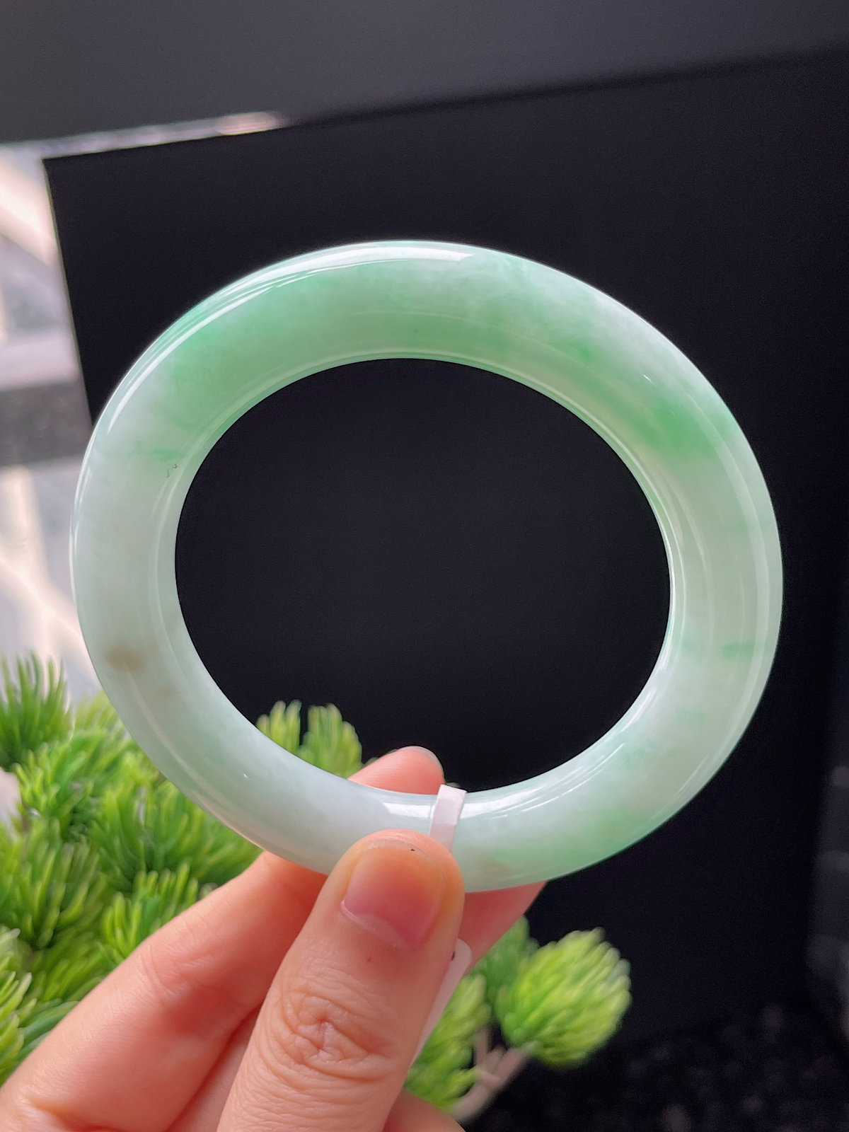 圆镯54.4圈口，翡翠糯化种飘绿手镯