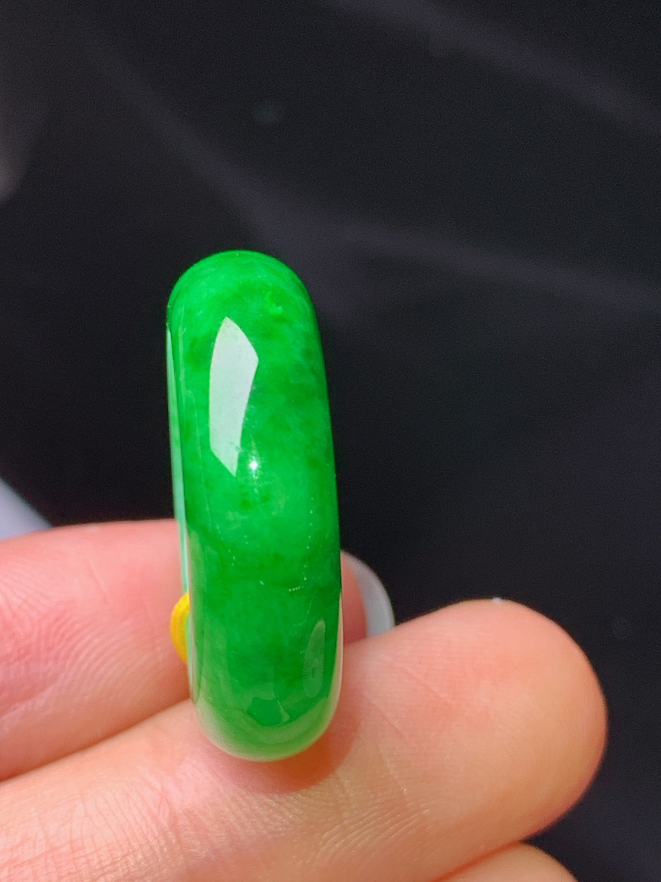 翠绿指环吊坠 玉质细腻 色泽艳丽清新 水润亮眼 圈口12.5 整体尺寸25*7*4.3b1