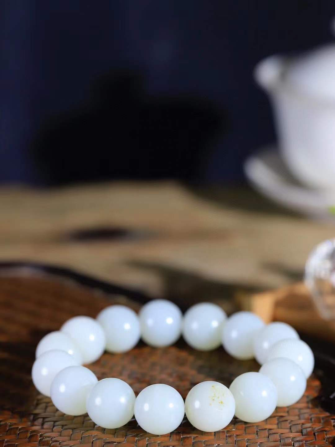 【珠圆玉润.手串】

精品和田玉白玉珠圆玉润手串 玉质温润细腻  整串打磨圆润，佩戴舒适。珠珠落玉盘