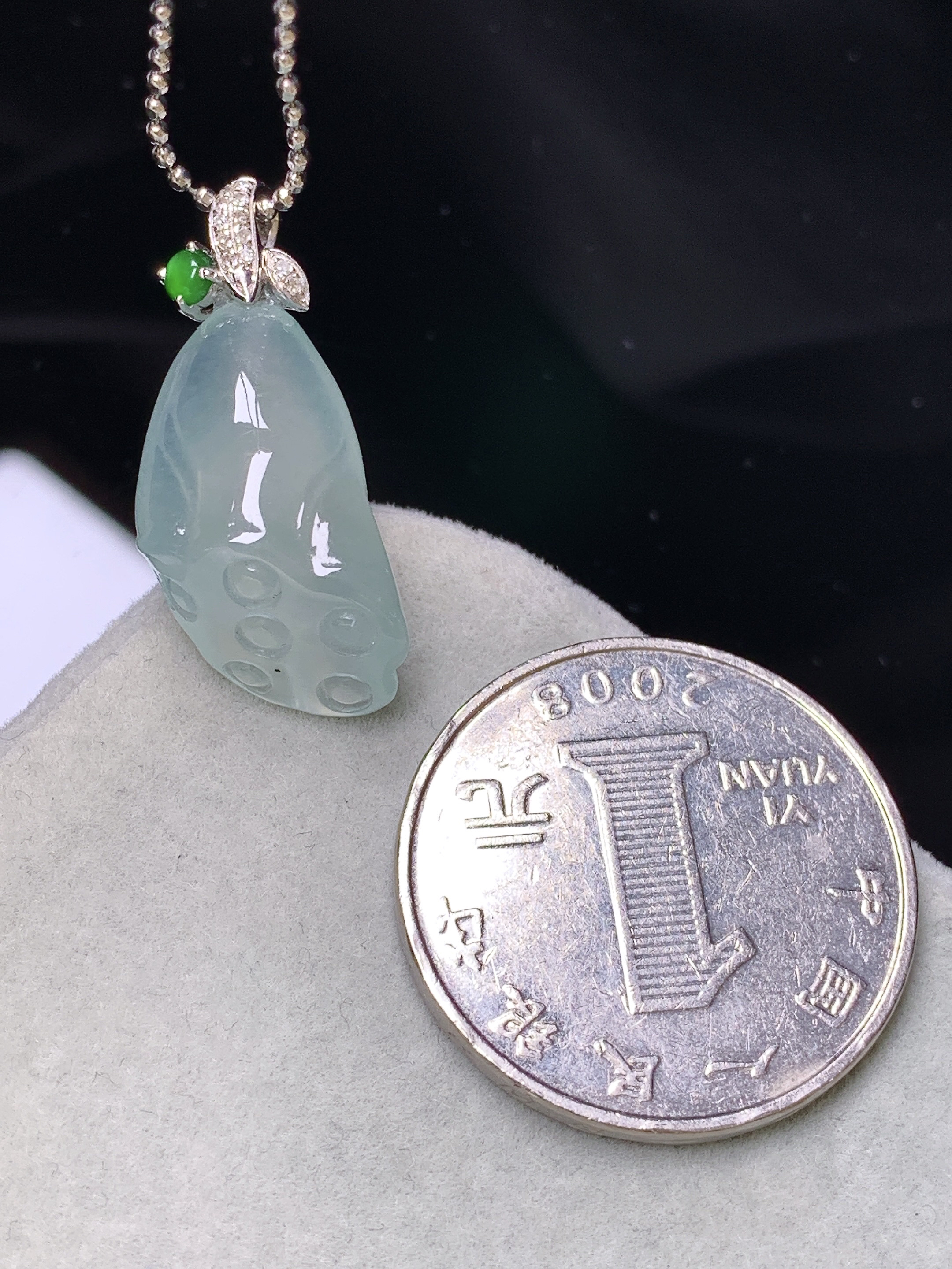 18k金钻镶嵌冰种莲蓬吊坠 玉质细腻 色泽艳丽清新 水润亮眼 整体尺寸27*12*8yz