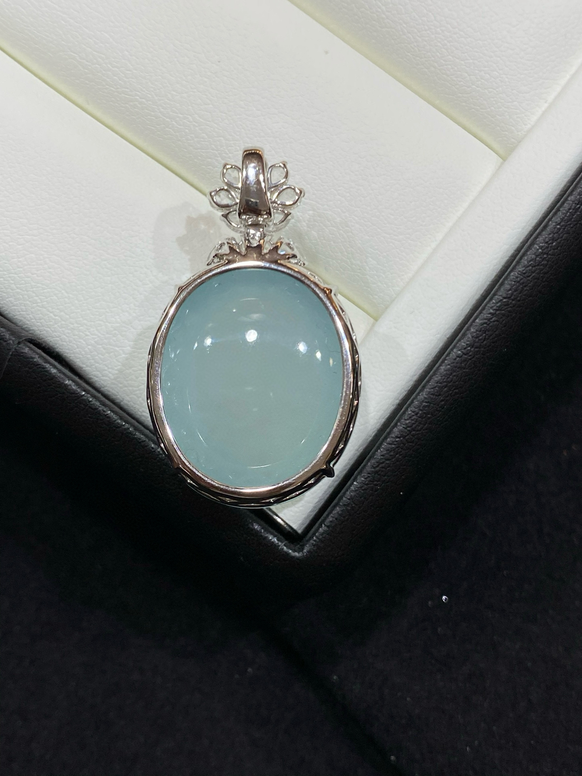 高冰 起胶 蛋面 鸽子蛋 简镶 吊坠 18k

整体尺寸34.6-20.2-12.5