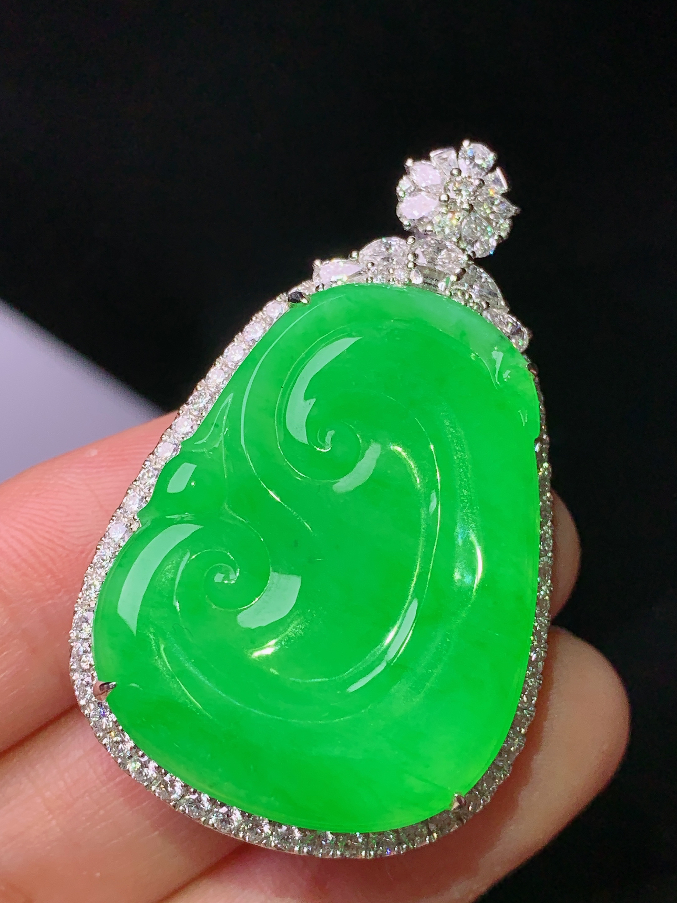 18k金钻镶嵌满绿如意吊坠 玉质细腻 色泽艳丽清新 水润亮眼 整体尺寸44.7*27.8*10m5
