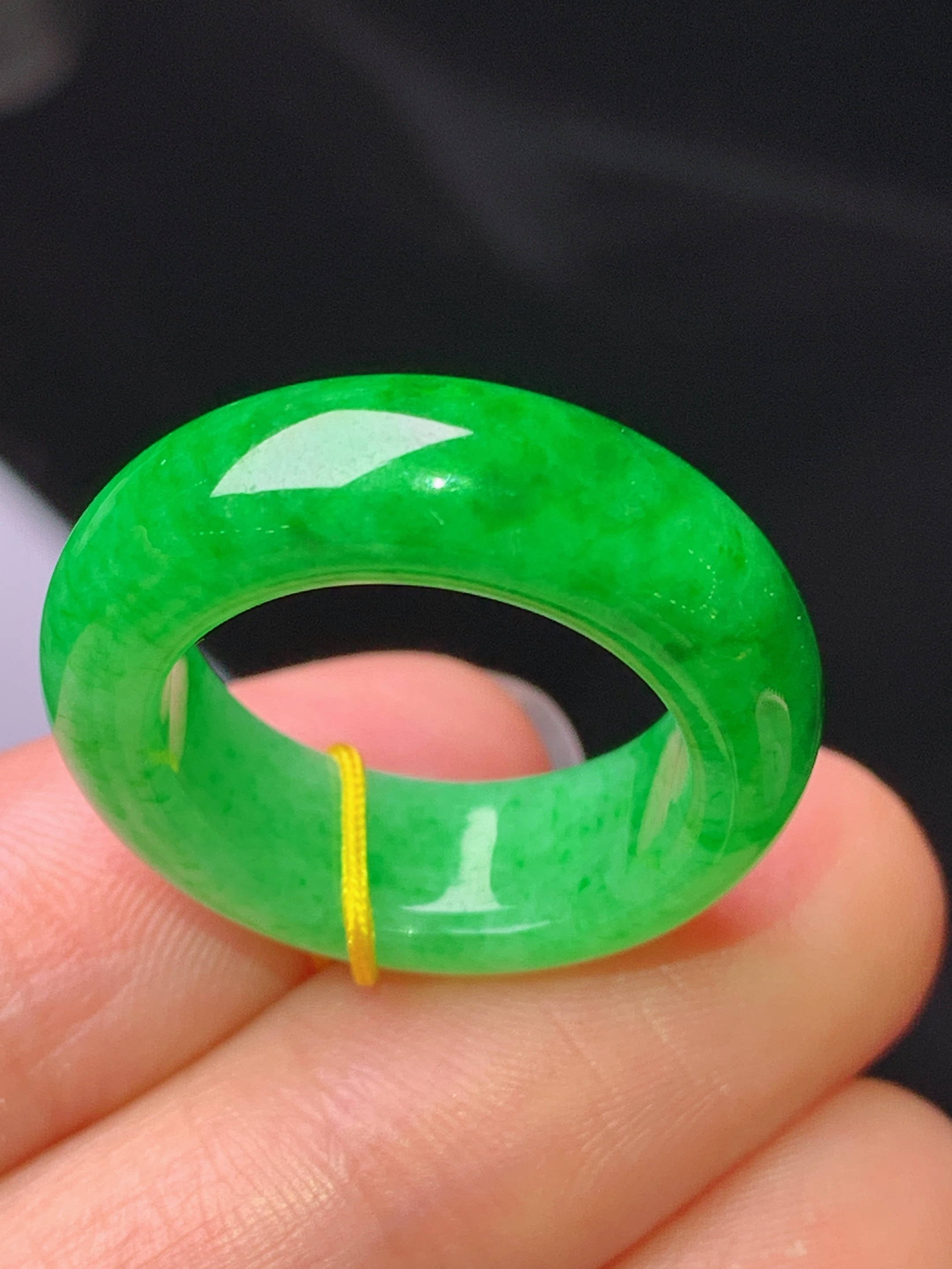 翠绿指环吊坠 玉质细腻 色泽艳丽清新 水润亮眼 圈口12.5 整体尺寸25*7*4.3b1