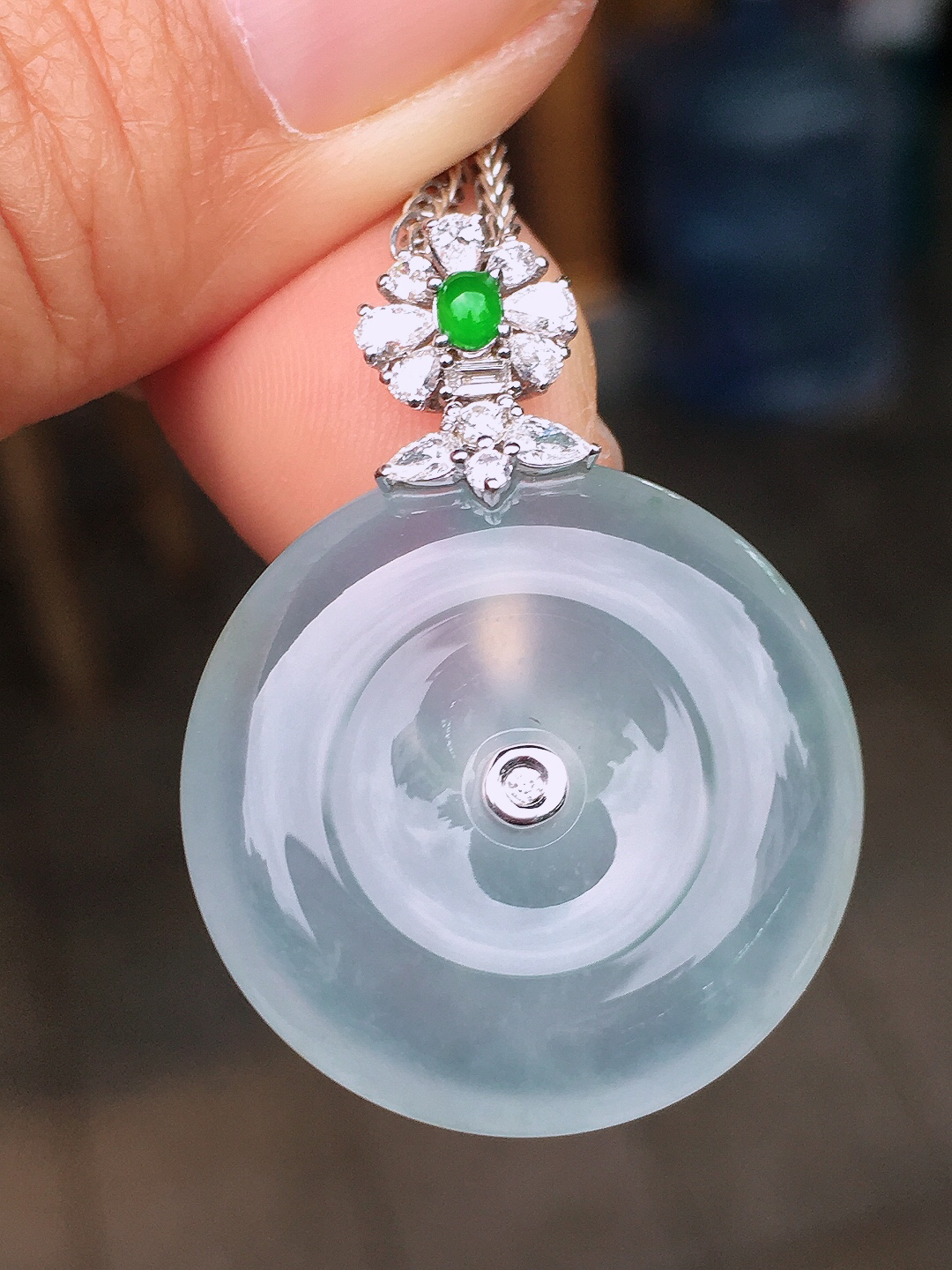 冰种平安扣吊坠，玉质细腻，荧光感超
强，饱满圆润，尽显优雅气质，18k
金豪华镶嵌