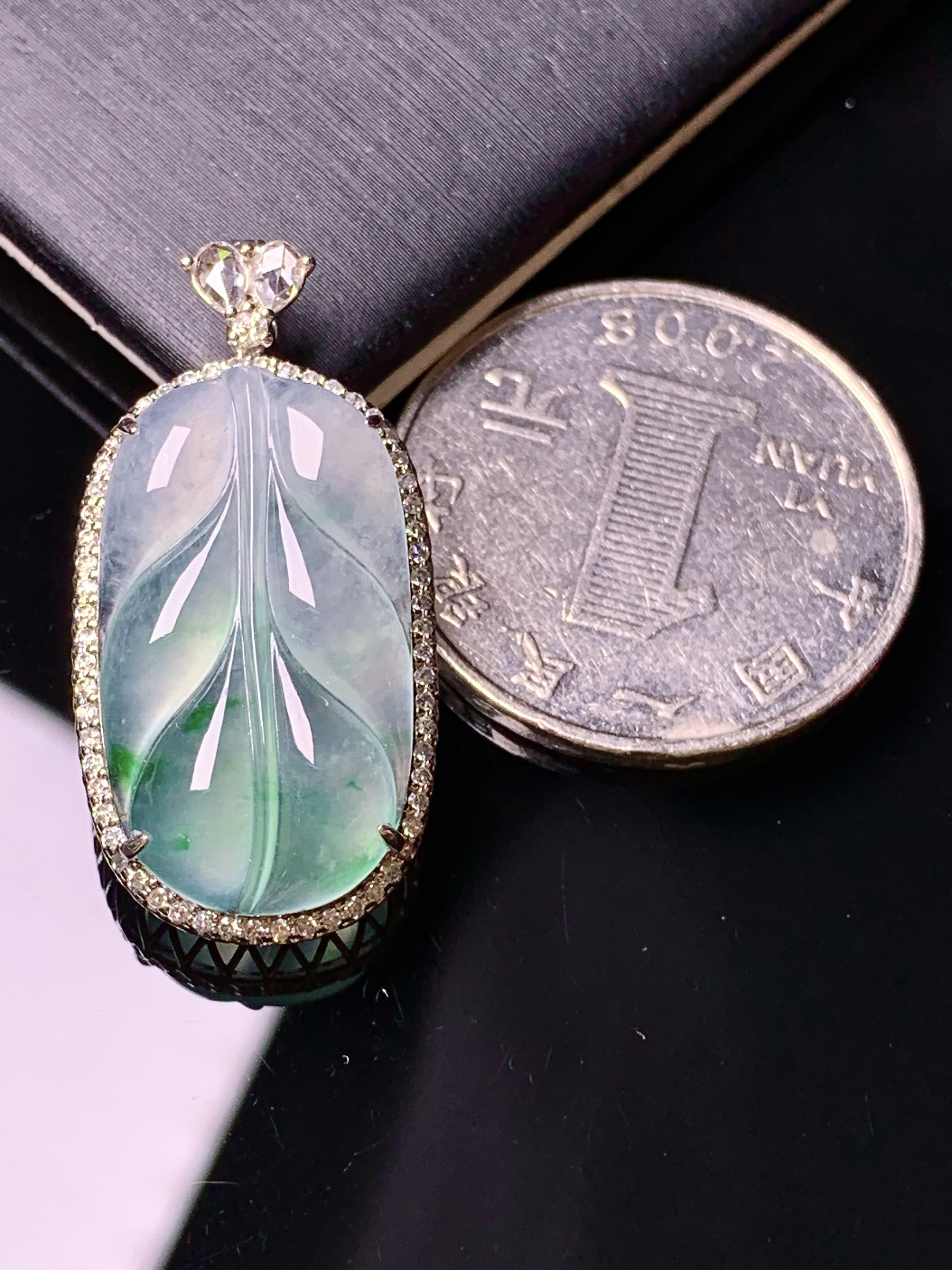 18k金钻镶嵌冰种树叶吊坠 玉质细腻 色泽艳丽清新 水润亮眼 整体尺寸30.6*15.3*7.8g2