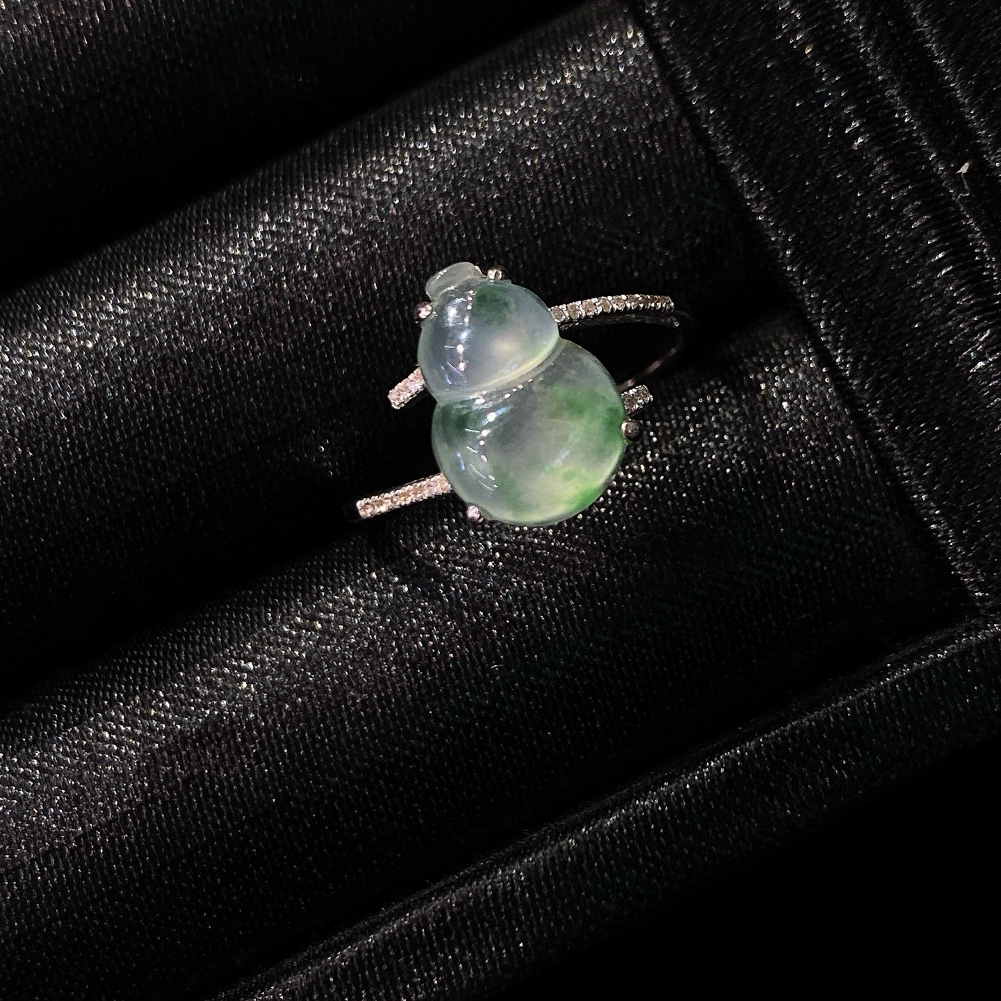 冰飘花葫芦戒指 
种水通透，绿色飘花纹理灵动
葫芦造型饱满圆润， 18K金镶嵌
尺寸如图一  实物更美～