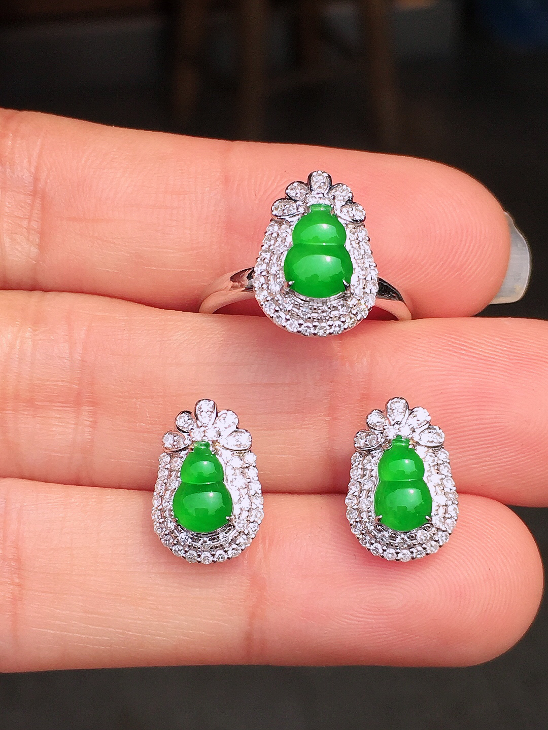 阳绿葫芦套装（耳钉+戒指），色泽均匀艳丽，玉质细腻，荧光感超
强，饱满圆润，尽显优雅气质，18k
金豪华镶嵌