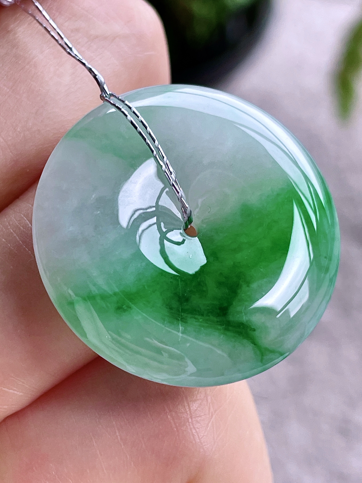 【裸石】冰飘绿花平安扣吊坠
【说明】缅料 性价比高 飘花
【尺寸】29-6.2