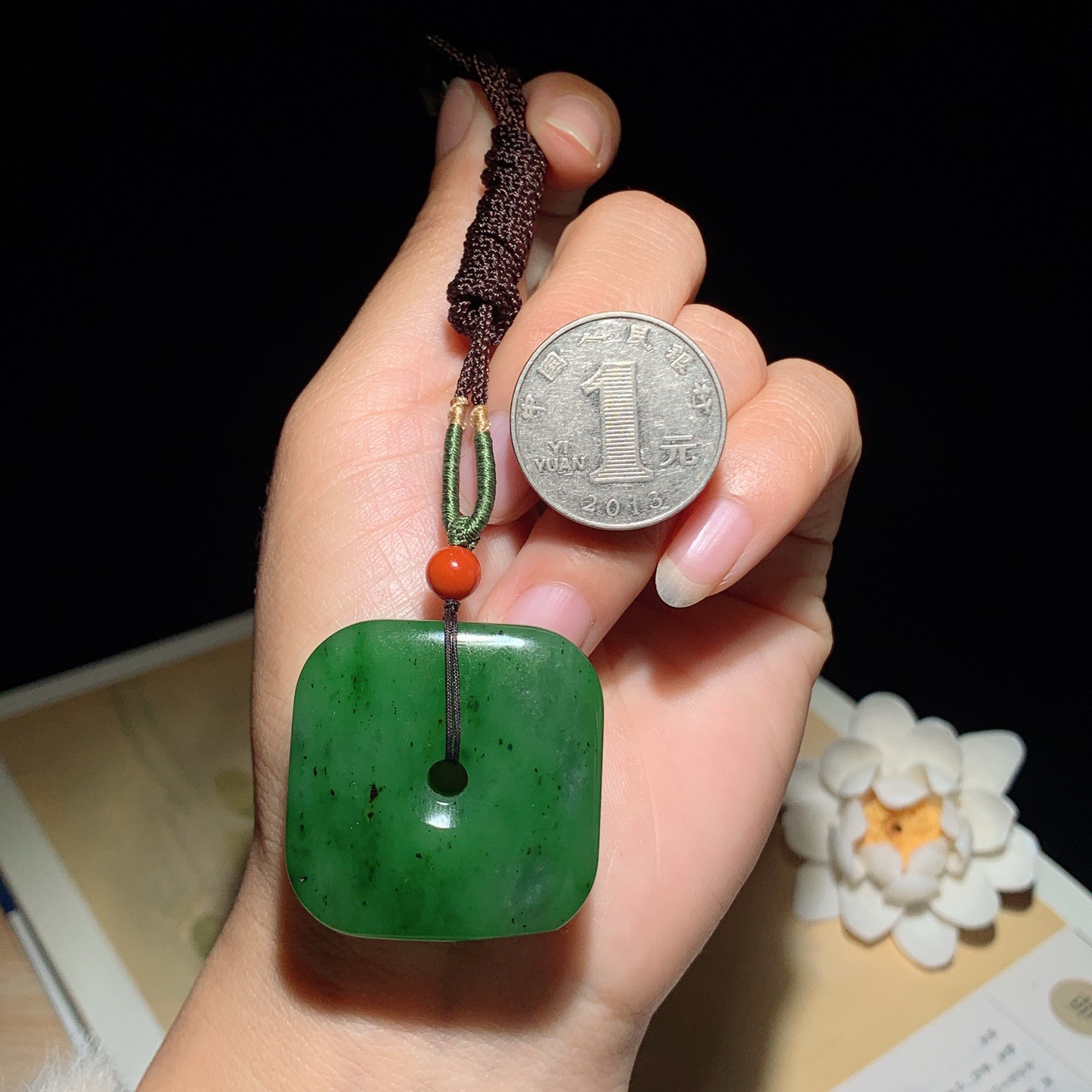 和田玉阳绿俄罗斯碧玉四方平安扣玉琮挂件。尺寸34/12重36克 玉质细腻油润 底色纯净 脂粉好，品质好。lt260328