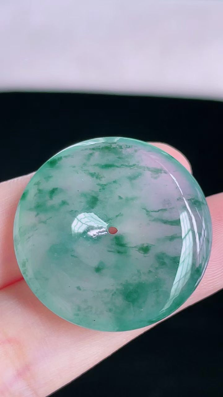 【翡翠名称】老坑种高冰飘花平安扣吊坠
【翡翠尺寸】直径厚度27.3/6mm
【翡翠描述】宝贝种老水足