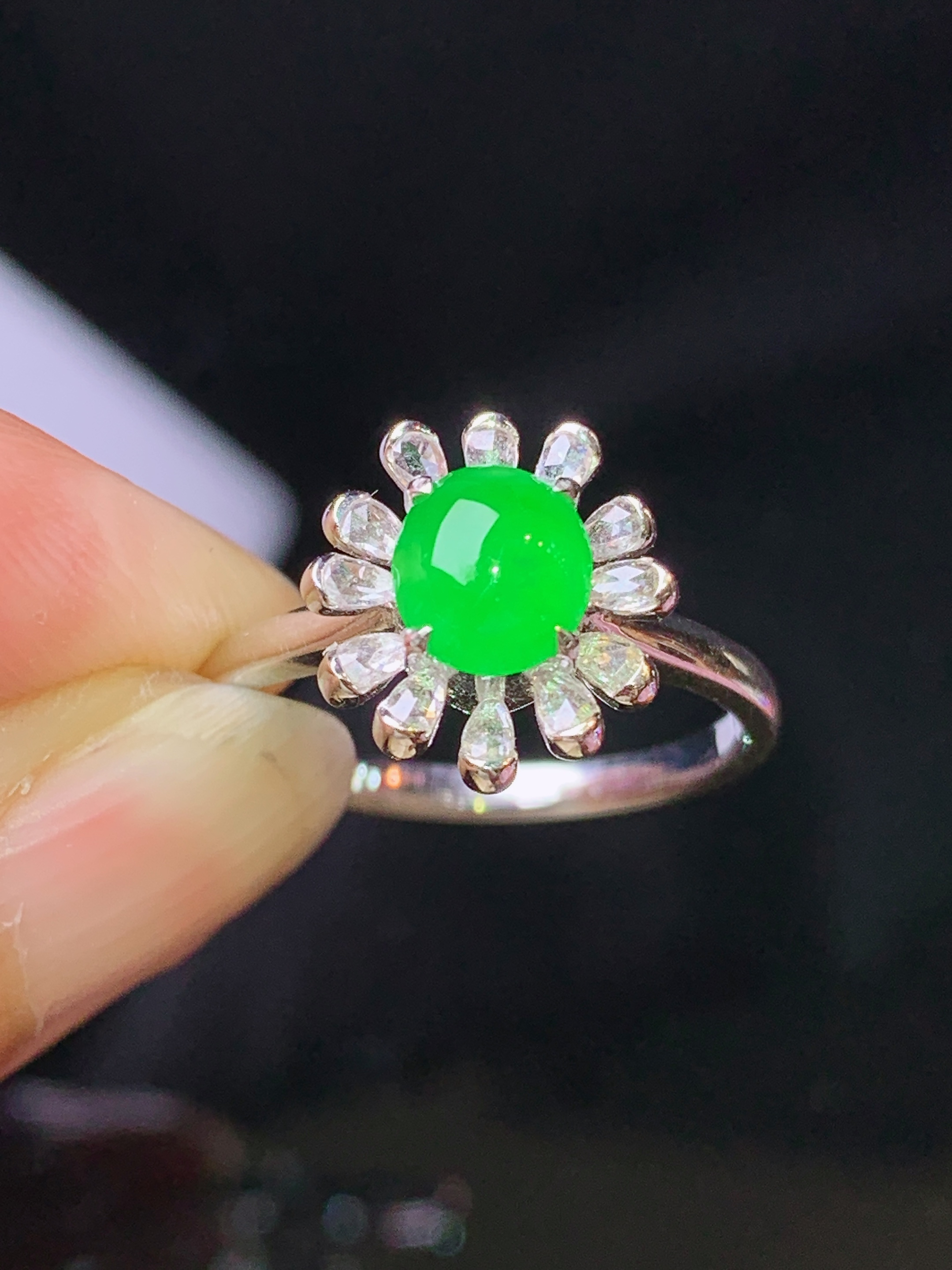 18k金钻镶嵌满绿蛋面戒指 玉质细腻 色泽艳丽清新 水润亮眼 圈口14 整体尺寸11.8*11*8j