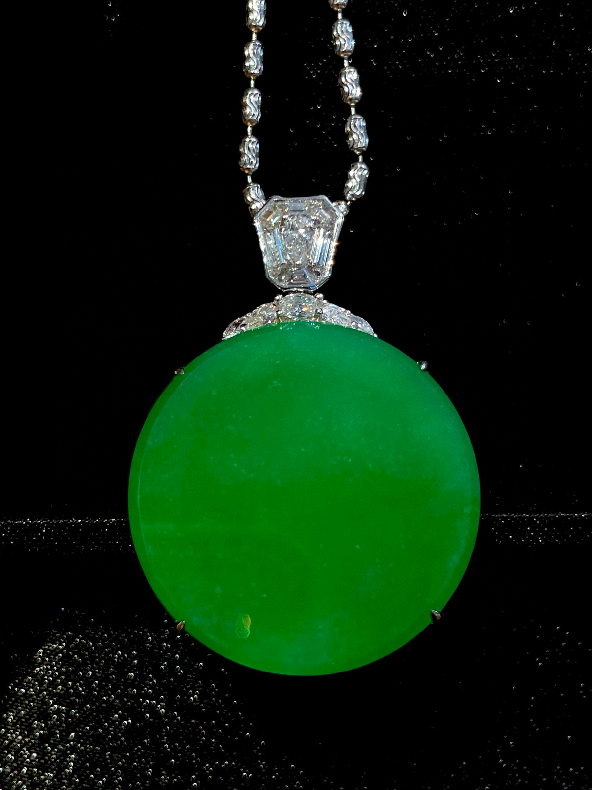 ️ 18K阳绿圆牌吊坠
色泽浓郁匀净，一抹正阳绿浓得化不开，在光下通透温润、胶感十足，面无饰即为“