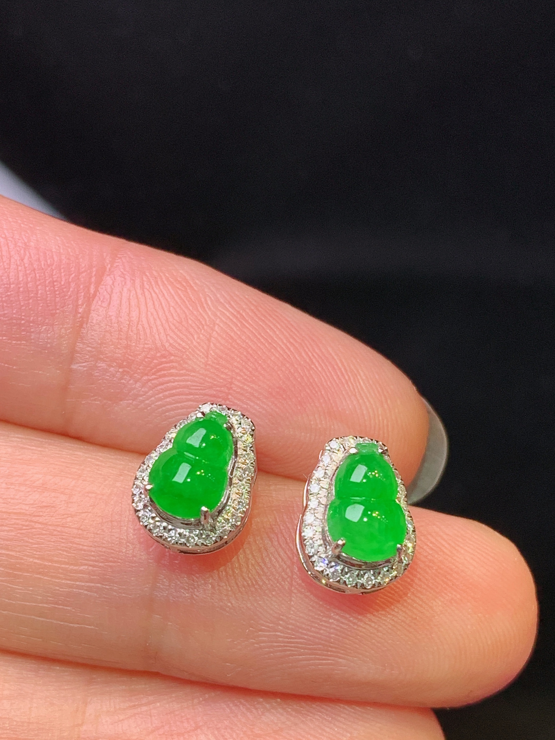 18k金钻镶嵌满绿葫芦耳钉 玉质细腻 色泽艳丽清新 水润亮眼 整体尺寸9.3*7*5.6f1