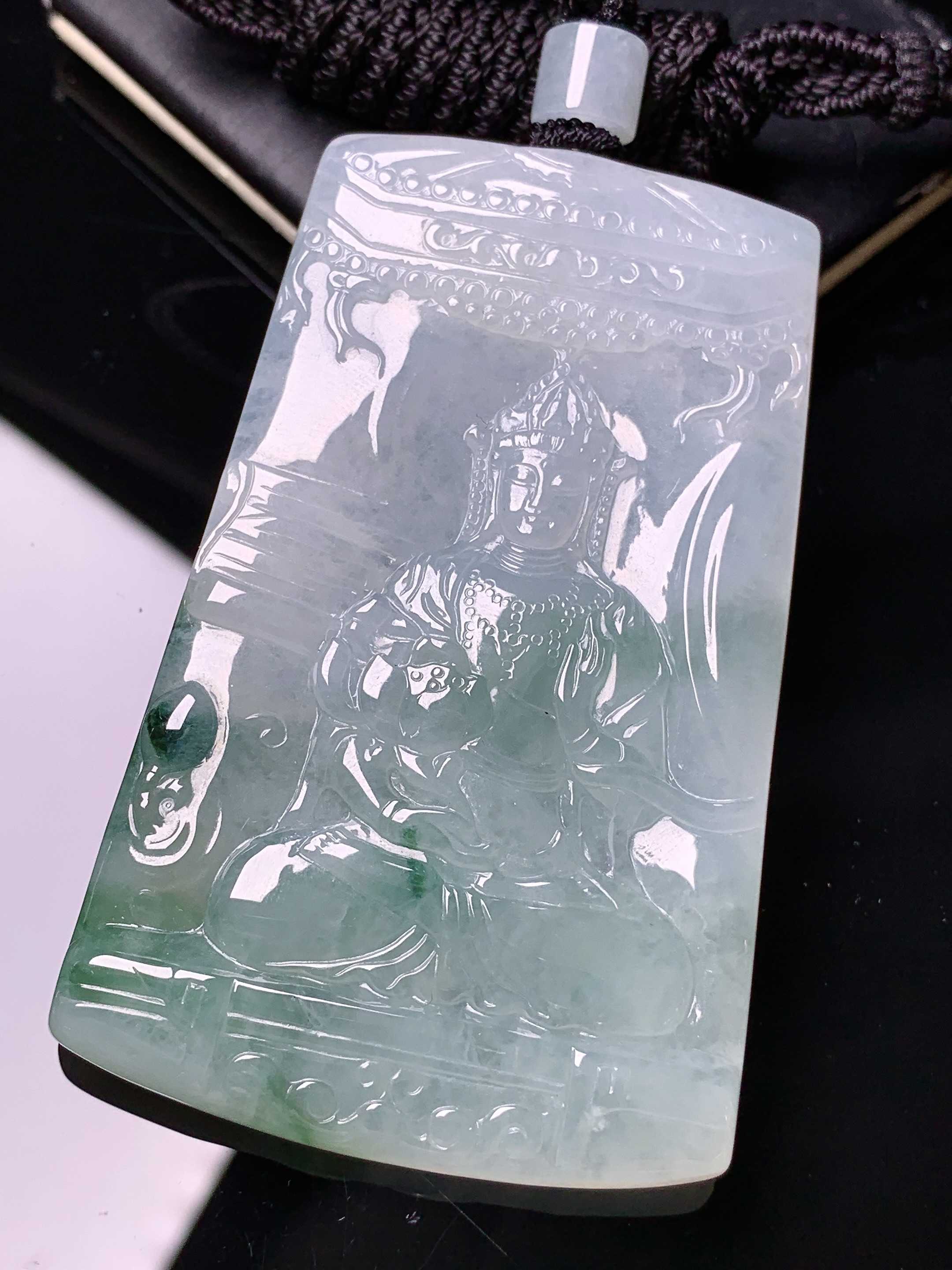 飘绿度母观音菩萨吊坠 玉质细腻 色泽艳丽清新 水润亮眼 整体尺寸65.8*41*5.6L1