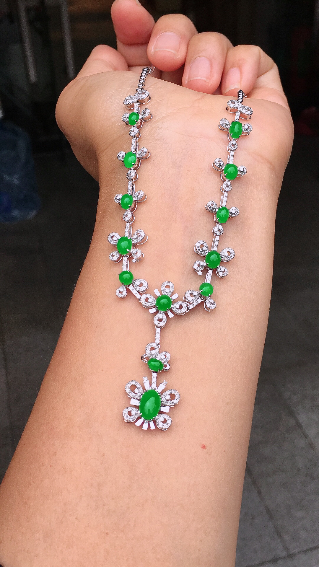 阳绿蛋面晚装项链，色泽均匀艳丽，玉质细腻，荧光感超
强，饱满圆润，尽显优雅气质，18k
金豪华镶嵌