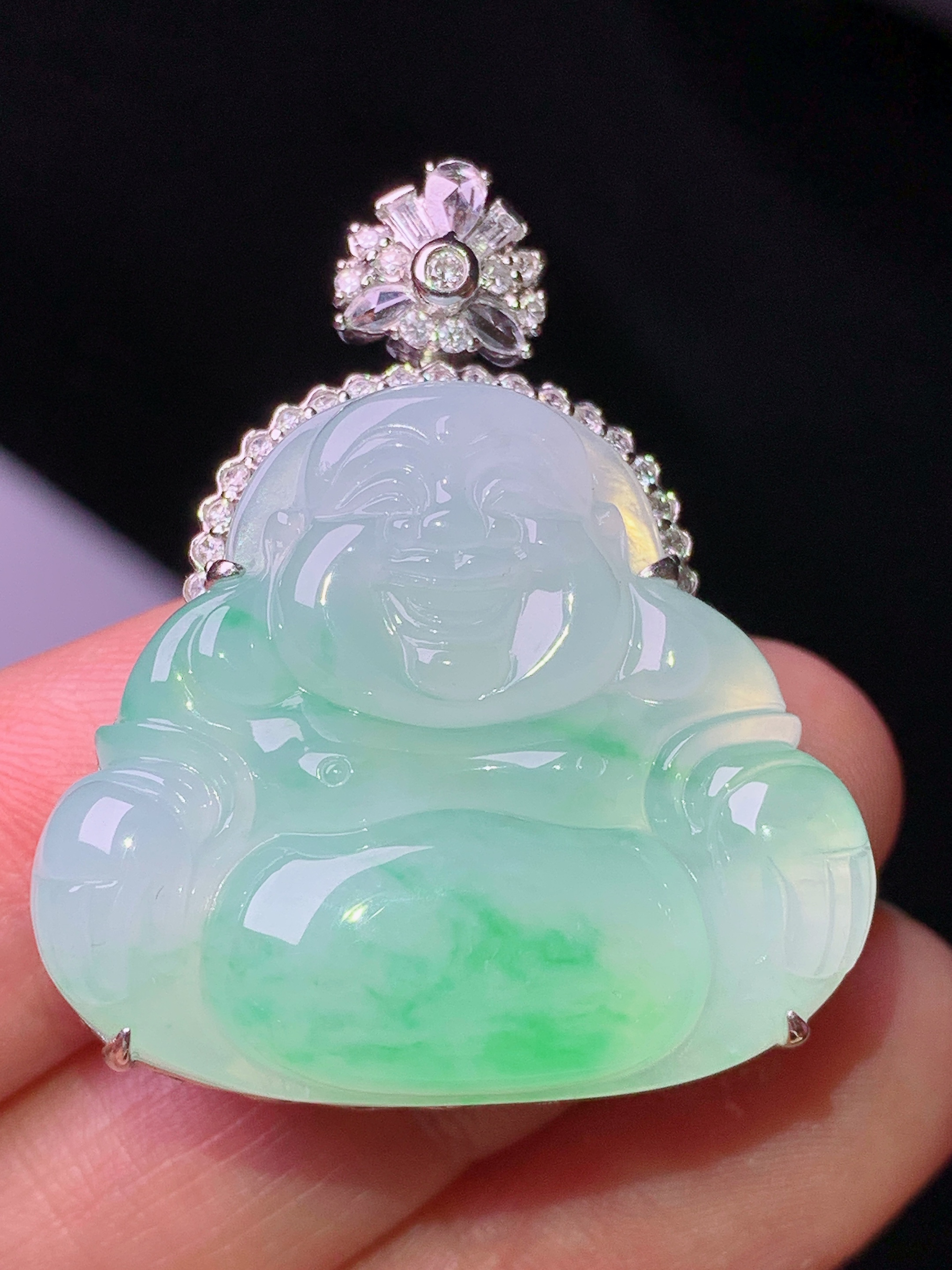 18k金钻镶嵌飘绿佛公吊坠 玉质细腻 色泽艳丽清新 水润亮眼 整体尺寸35.5*30.2*11.6g2