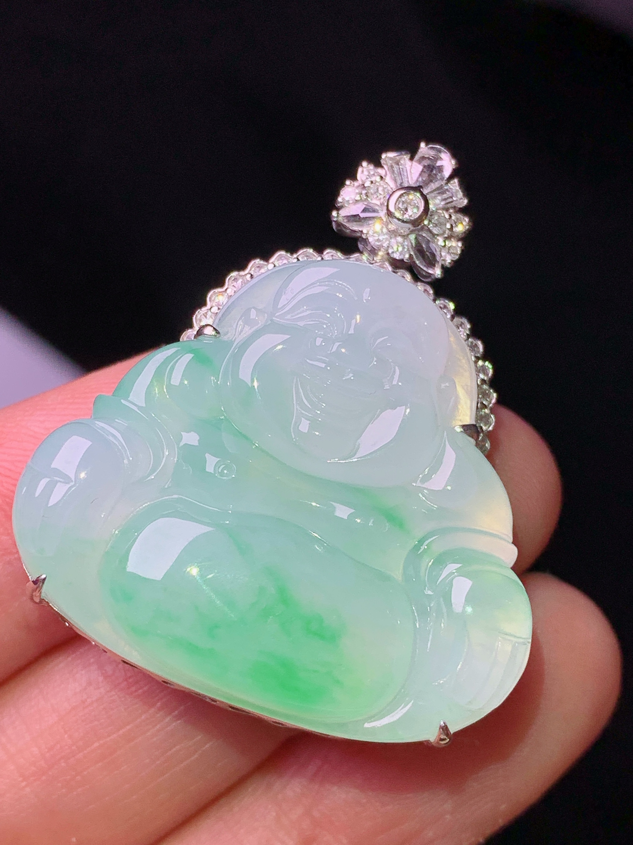 18k金钻镶嵌飘绿佛公吊坠 玉质细腻 色泽艳丽清新 水润亮眼 整体尺寸35.5*30.2*11.6g2