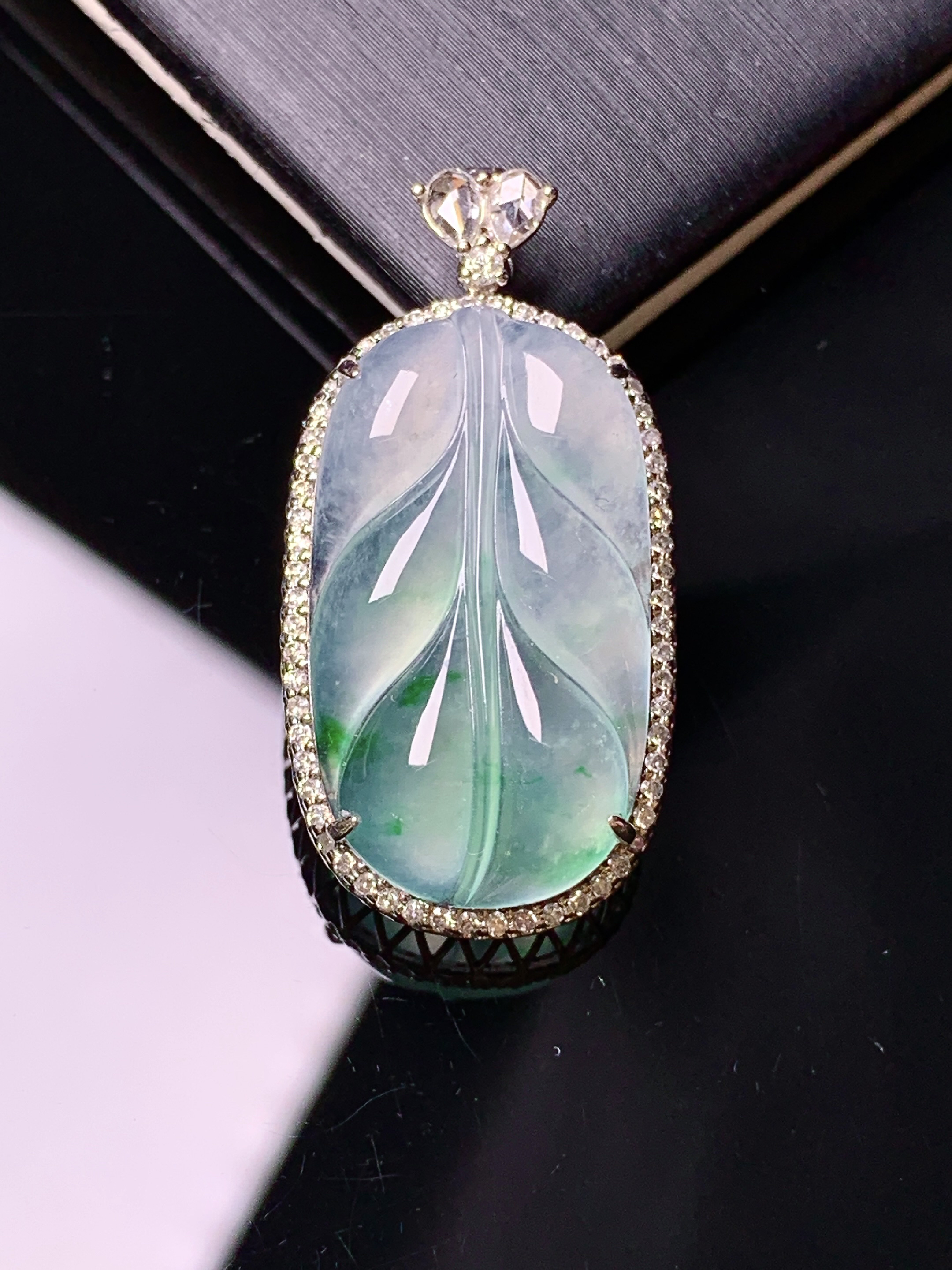 18k金钻镶嵌冰种树叶吊坠 玉质细腻 色泽艳丽清新 水润亮眼 整体尺寸30.6*15.3*7.8g2