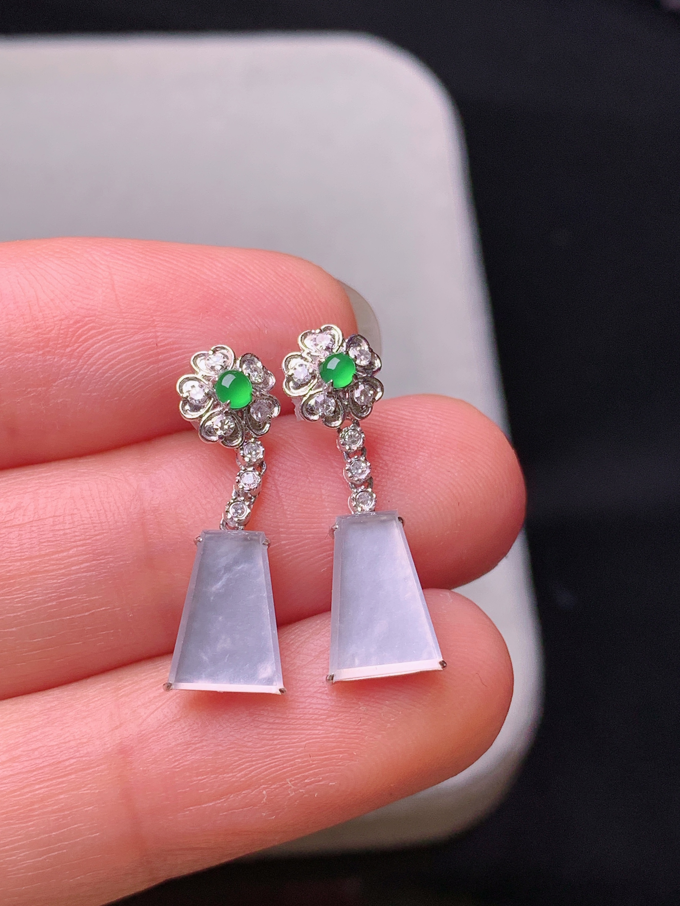 18k金钻镶嵌冰种无事牌耳坠 玉质细腻 色泽艳丽清新 水润亮眼 整体尺寸21.6*7*2.8z2