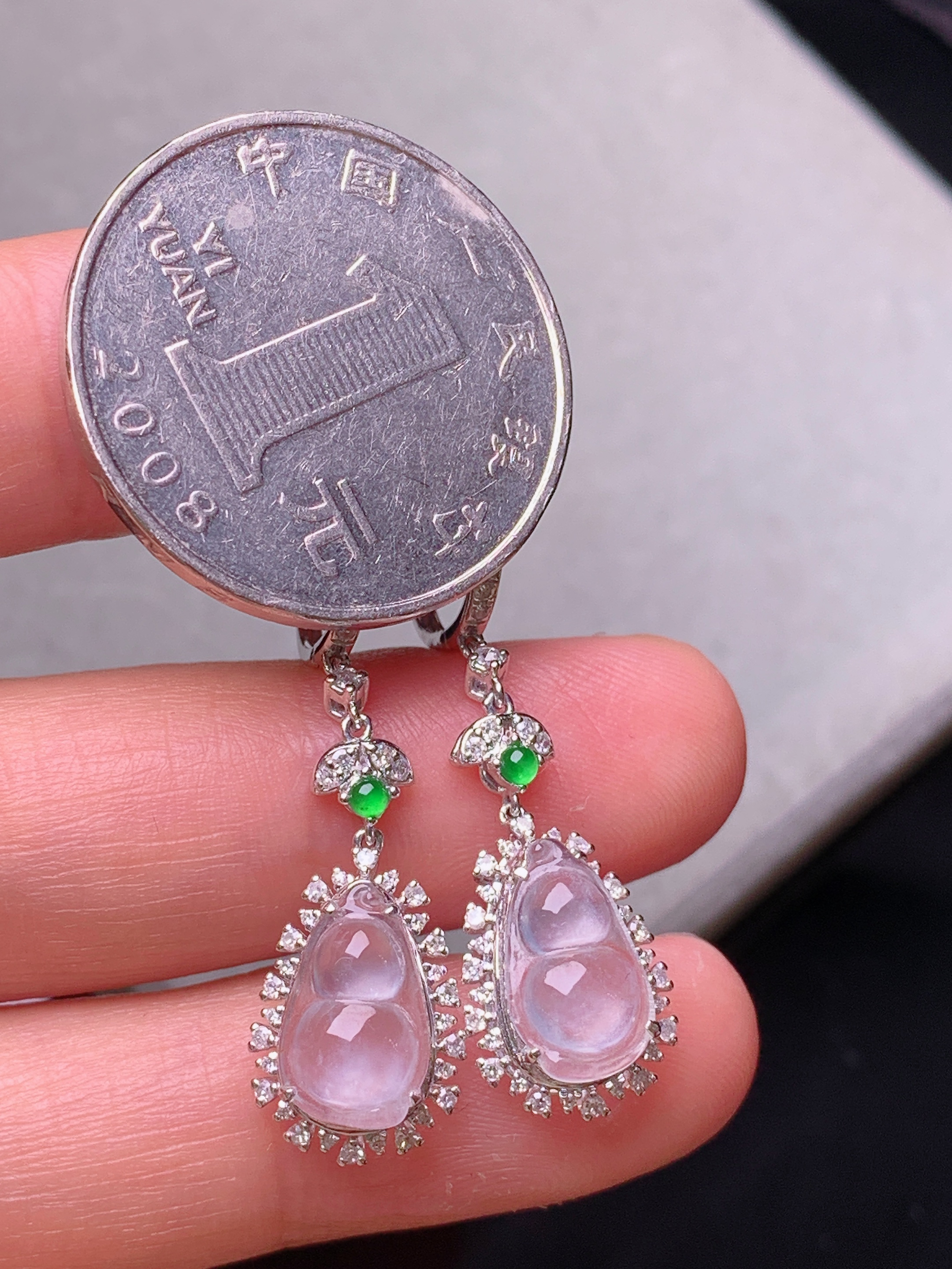 18k金钻镶嵌冰种葫芦耳坠 玉质细腻 色泽艳丽清新 水润亮眼 整体尺寸35*10*7z2