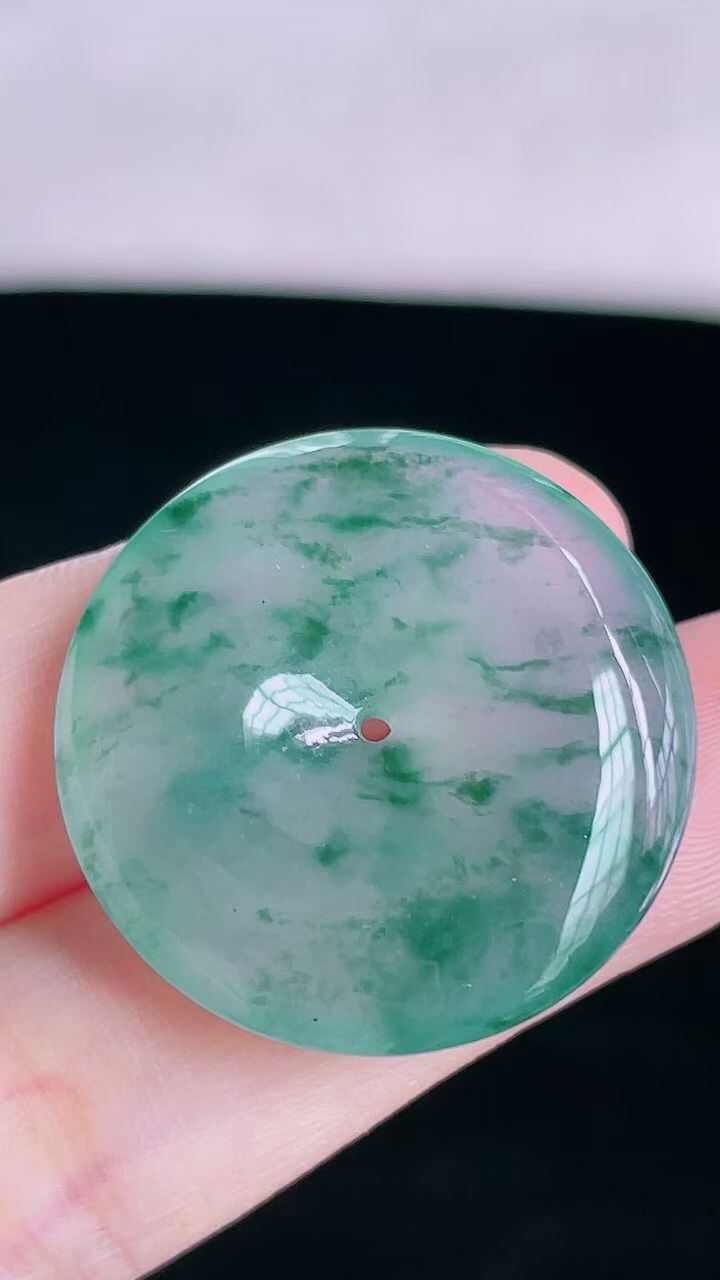 【翡翠名称】老坑种高冰飘花平安扣吊坠
【翡翠尺寸】直径厚度27.3/6mm
【翡翠描述】宝贝种老水足，玉质细腻，色泽靓丽，性价比高，佩戴效果好！
【其它赠送】权威证书/精美挂绳盒子/支持全国复检