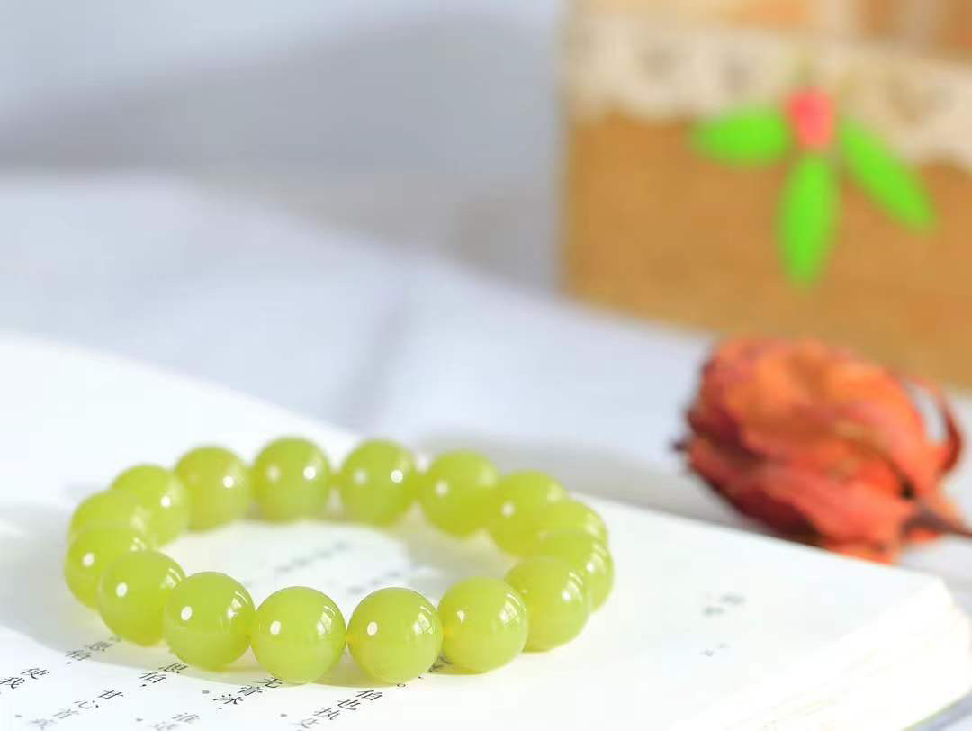 【珠圆玉润.手串】

精品️和田玉黄口珠圆玉润手串 玉质温润细腻  整串打磨圆润，佩戴舒适。珠珠落