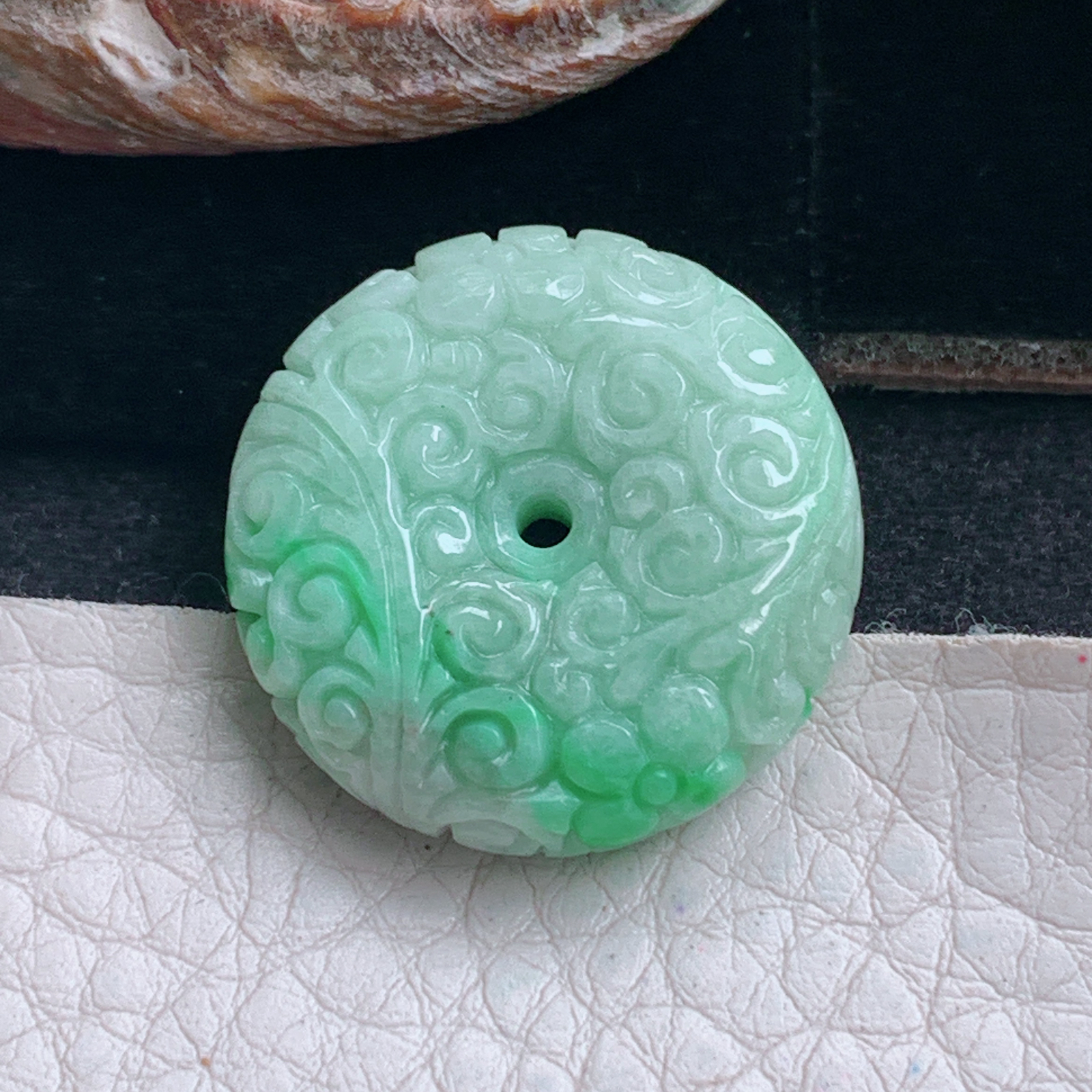 py实拍25*7.8缅甸翡翠飘绿平安扣 玉扣玉吊坠 玉挂件