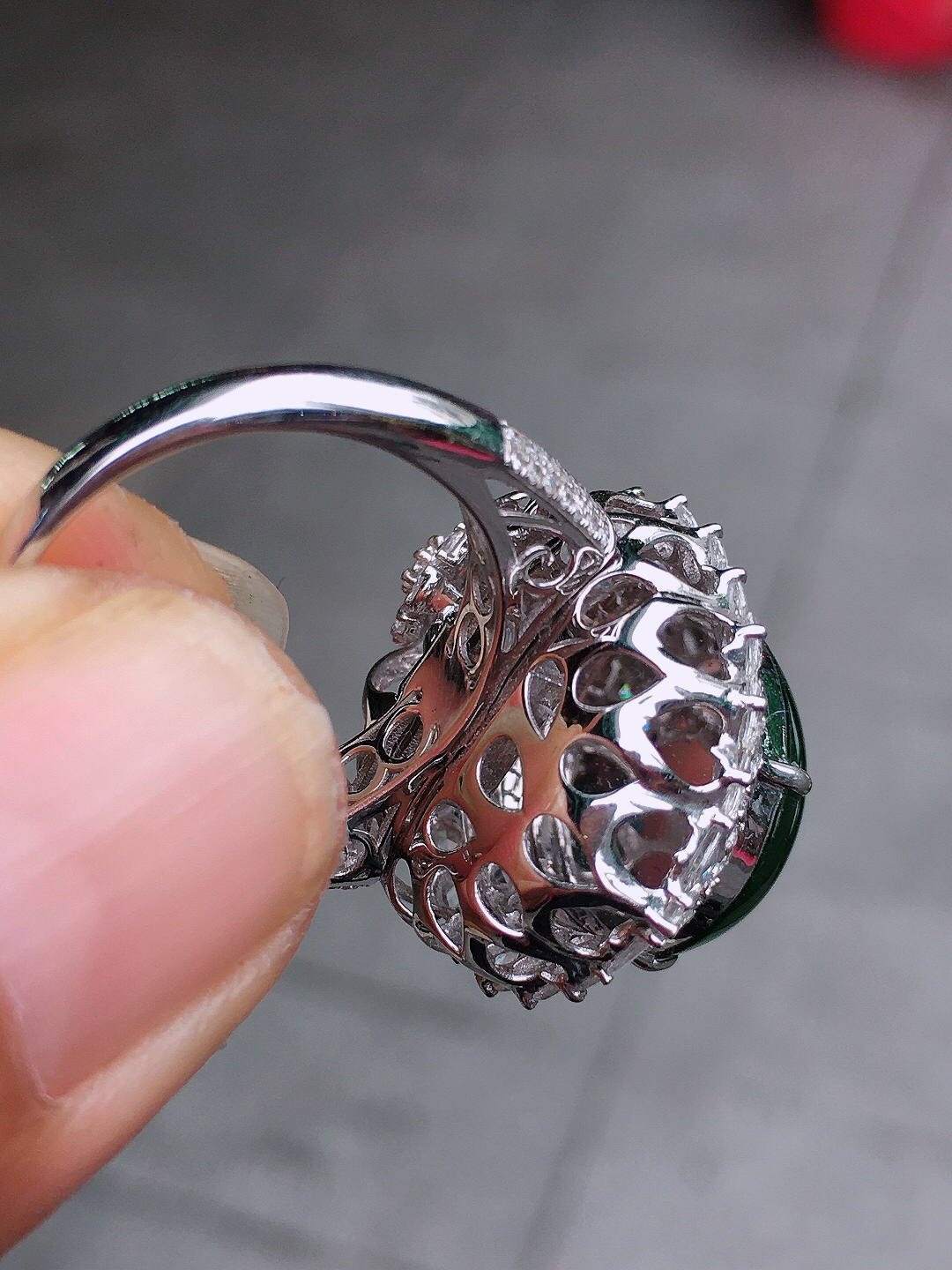 阳绿蛋面戒指/吊坠两用款，色泽均匀艳丽，玉质细腻，荧光感超
强，饱满圆润，尽显优雅气质，18k
金豪华镶嵌