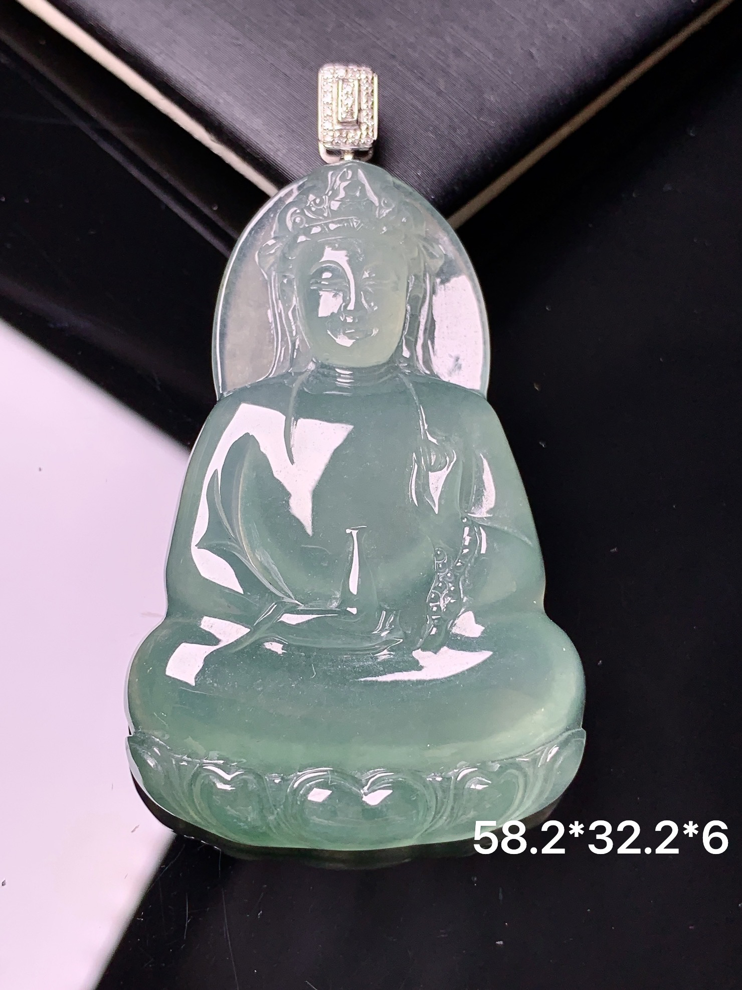 18k金钻镶嵌冰种观音吊坠 玉质细腻 色泽艳丽清新 水润亮眼 整体尺寸58.2*32.2*6L1