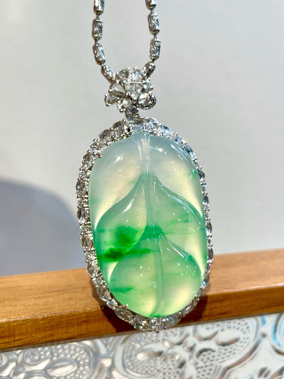 ️ 18K飘绿叶子吊坠
线条圆润流畅，造型饱满大气，每一处都尽显匠心，寓意称心如意、福运绵长，上身