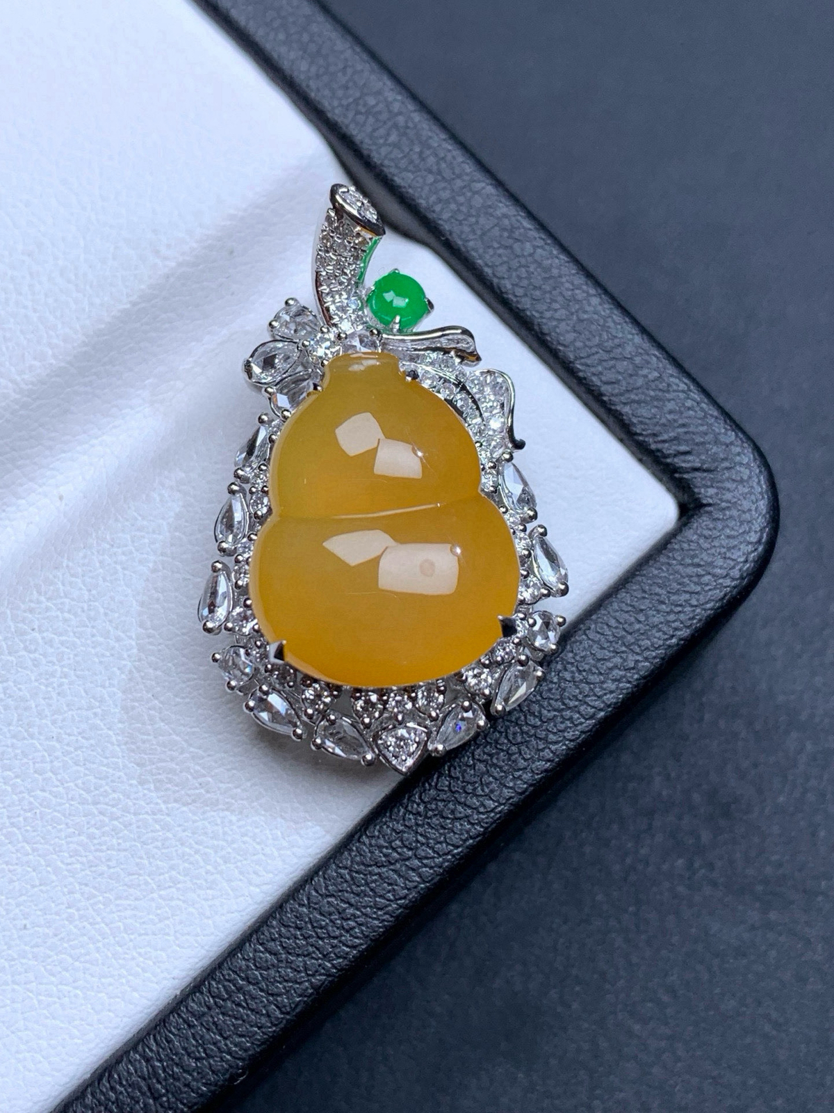 18k金豪华镶嵌冰起光鸡油黄葫芦吊坠
整体29.7-19-12.3
裸石16.3-13.3-5.2