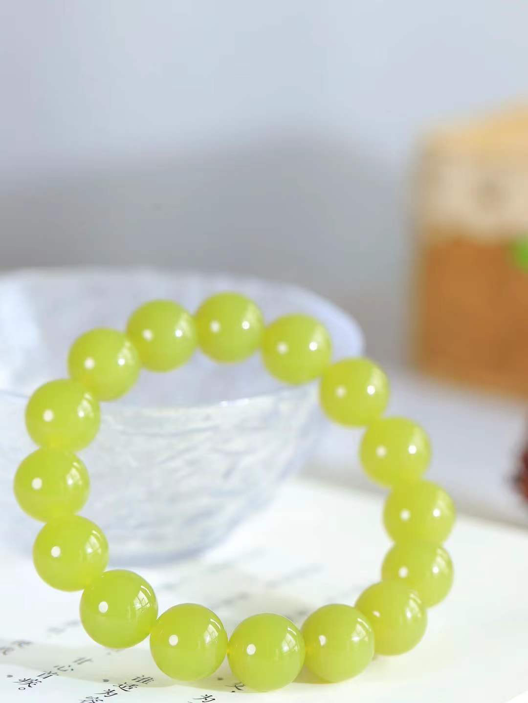 【珠圆玉润.手串】

精品️和田玉黄口珠圆玉润手串 玉质温润细腻  整串打磨圆润，佩戴舒适。珠珠落玉盘，间关莺语花底滑，一生美好时光，无论身在何处，都有它相伴相守。事事顺遂，幸福美满，吉祥如意。重42.5克 尺寸取一11.9mm  FDA-22361833