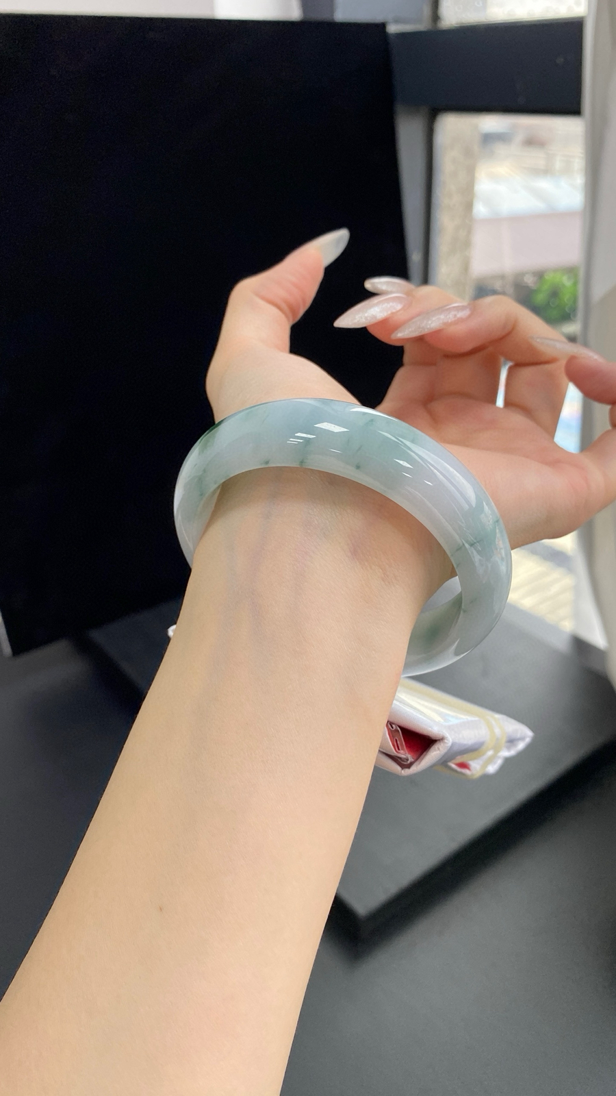 【宽版飘花正圈手镯】
尺寸：60-17-9.8
自然光无滤镜，原图直出