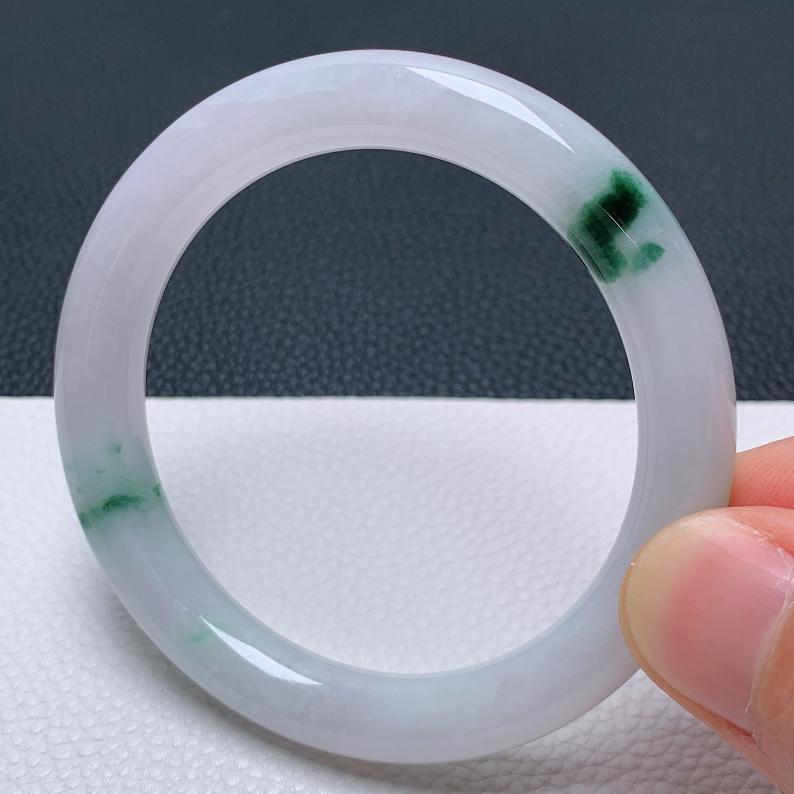 天然翡翠圈口52-53老坑飘花圆条手镯 玉质细腻 种水好 尺寸：52.5-8.8-8.5mm  M2