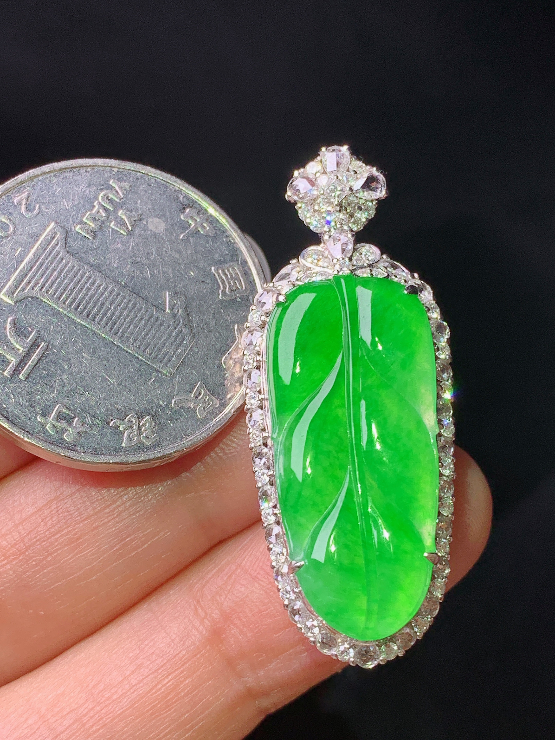 18k金钻镶嵌翠绿树叶吊坠 玉质细腻 色泽艳丽清新 水润亮眼 整体尺寸38.6*15.3*8.5m5