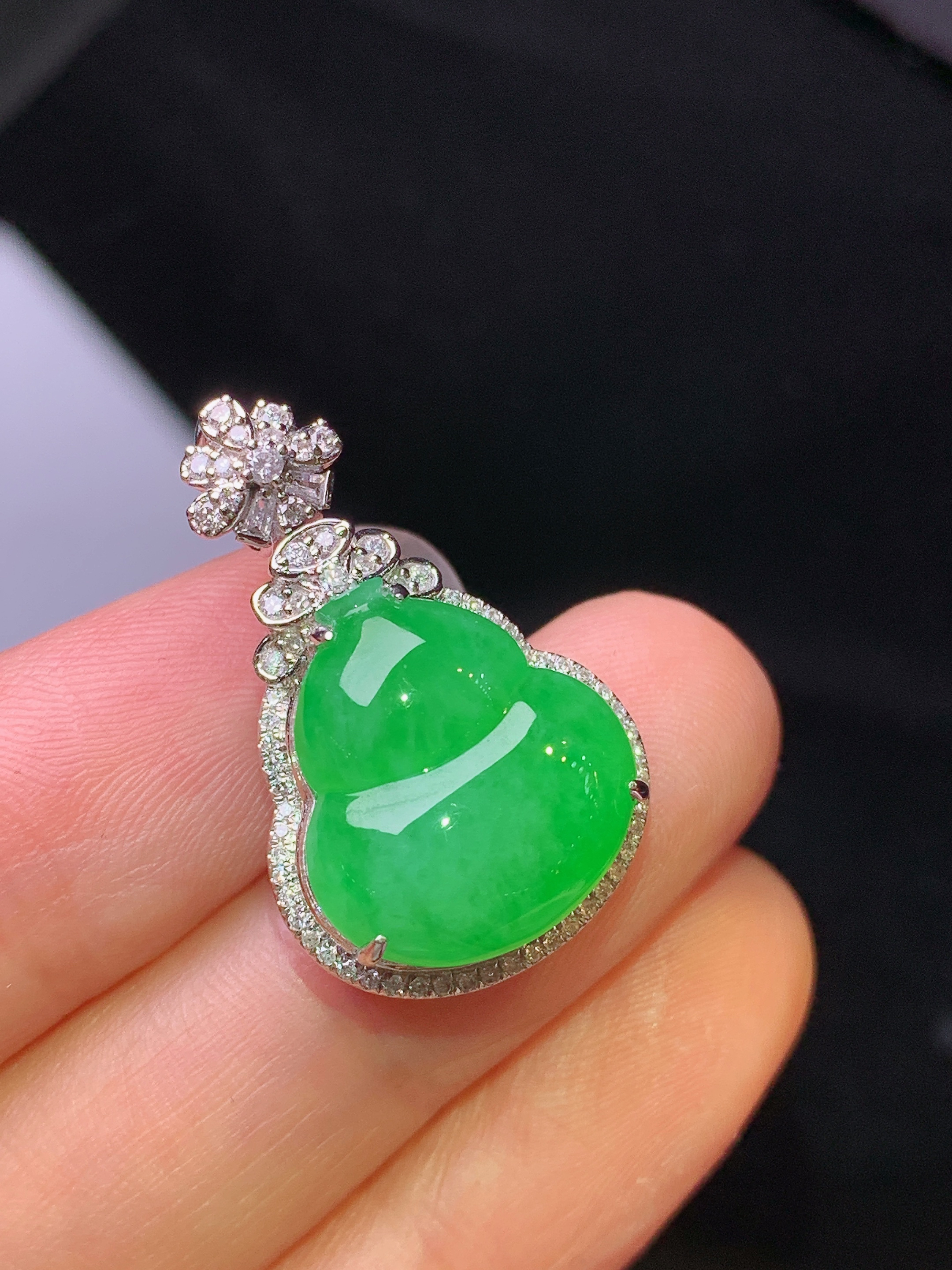 18k金钻镶嵌翠绿葫芦吊坠 玉质细腻 色泽艳丽清新 水润亮眼 整体尺寸26.3*16.6*9.8f1