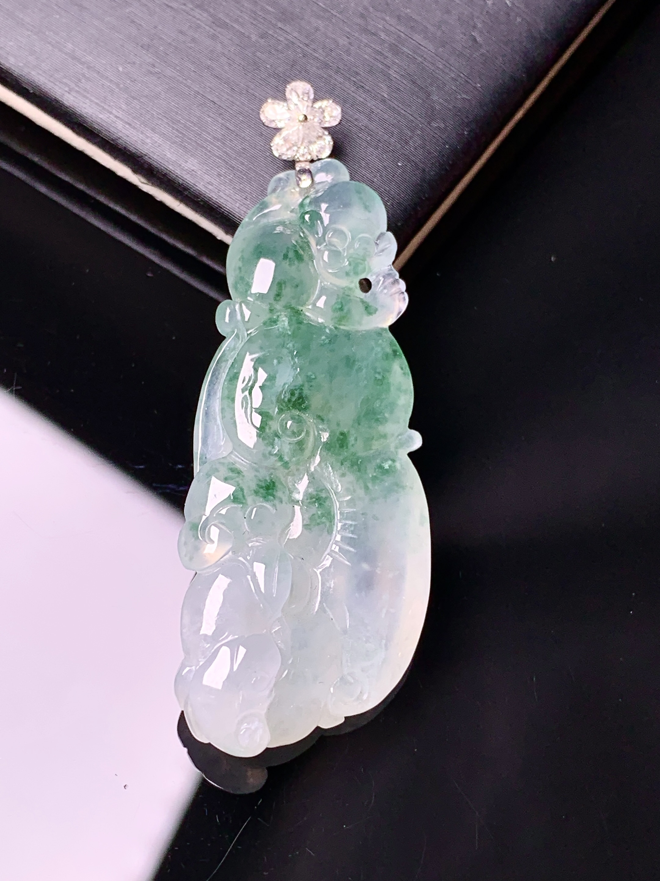 18k金钻镶嵌飘绿如意吊坠 玉质细腻 色泽艳丽清新 水润亮眼 整体尺寸47.5*17*6.2