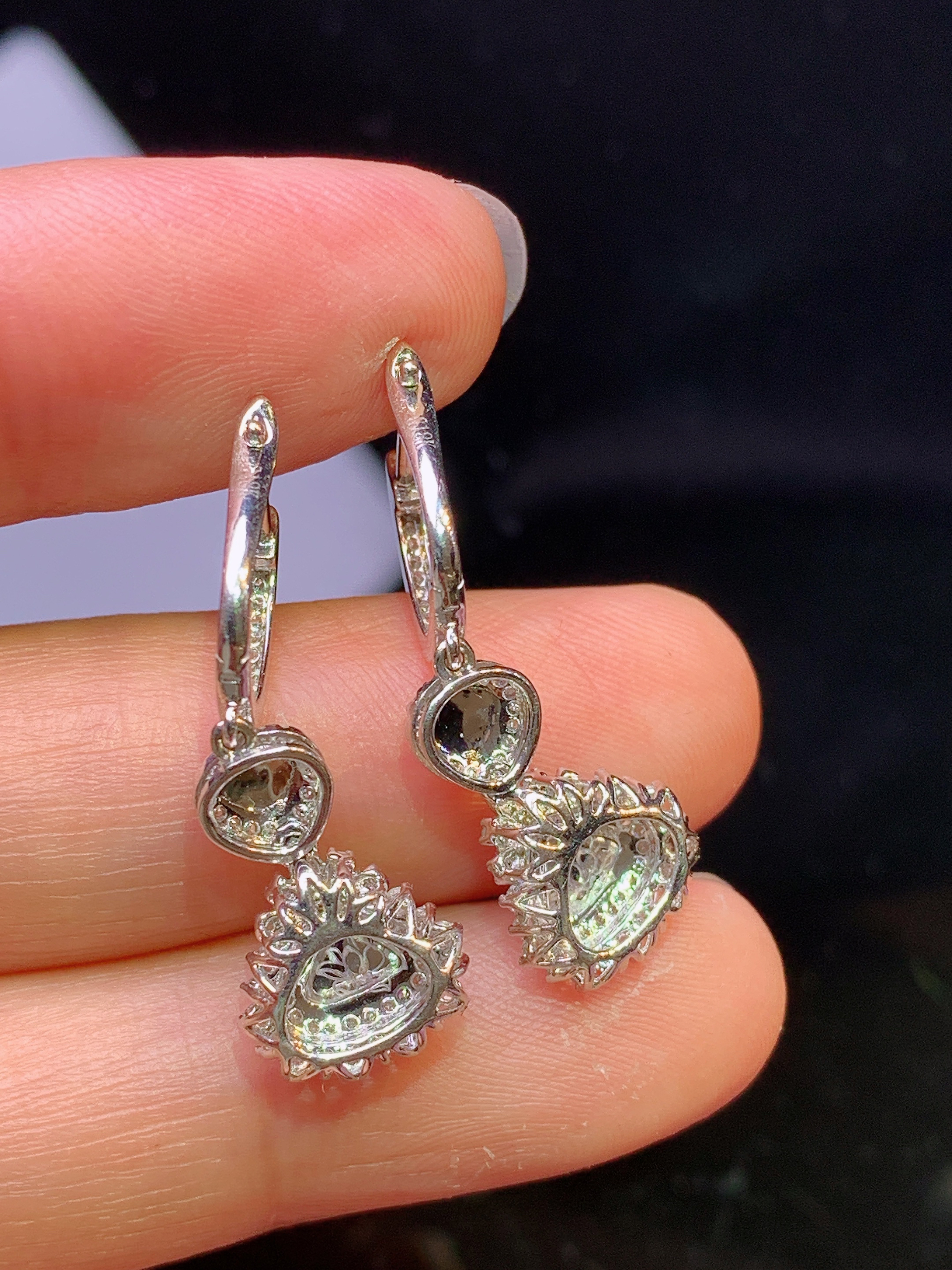 18k金钻镶嵌满绿心形耳坠 玉质细腻 色泽艳丽清新 水润亮眼 整体尺寸29*10*6.3c2