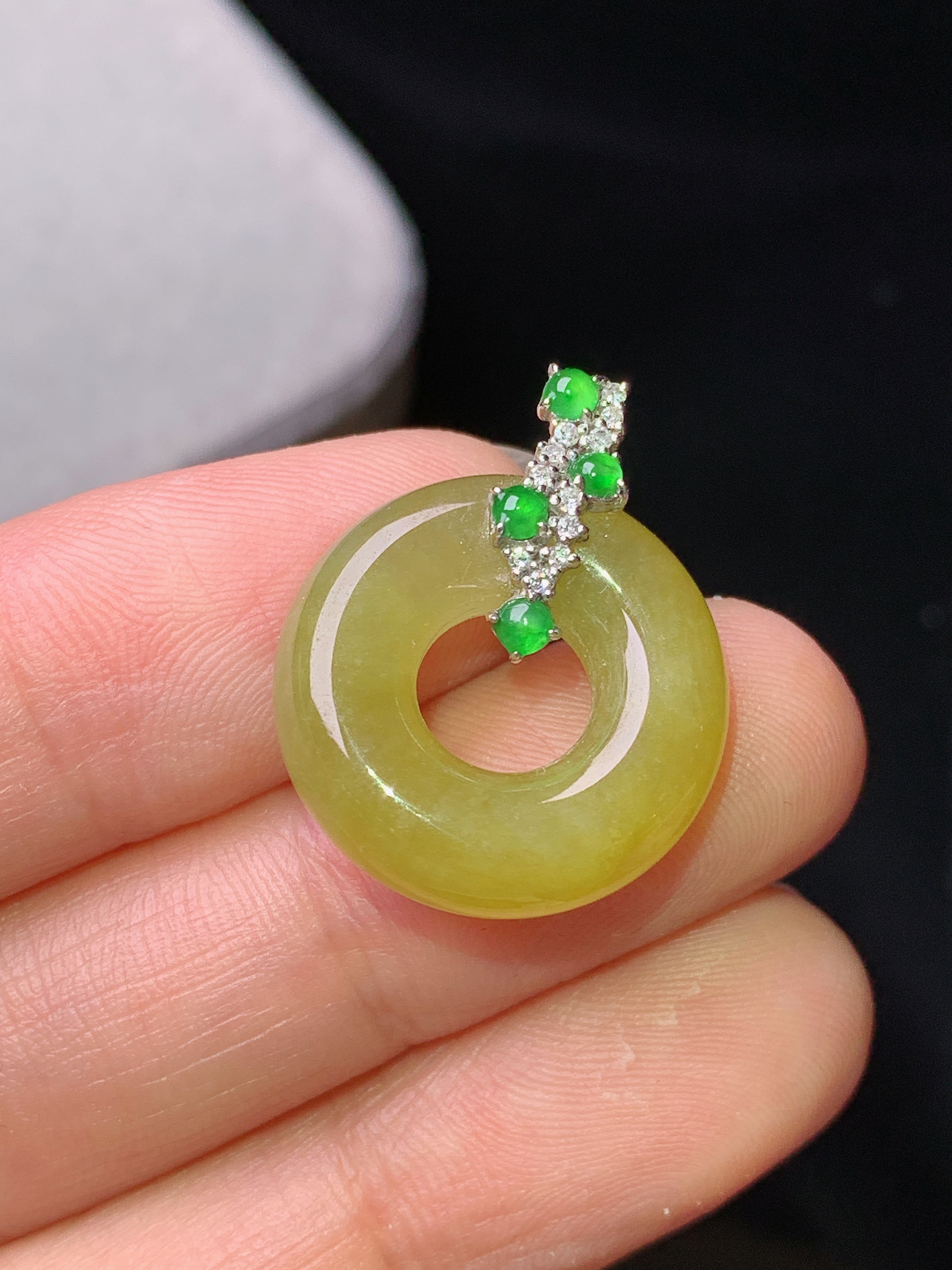 18k金钻镶嵌黄翡平安环吊坠 玉质细腻 色泽艳丽清新 水润亮眼 整体尺寸22.8*18.5*6b1