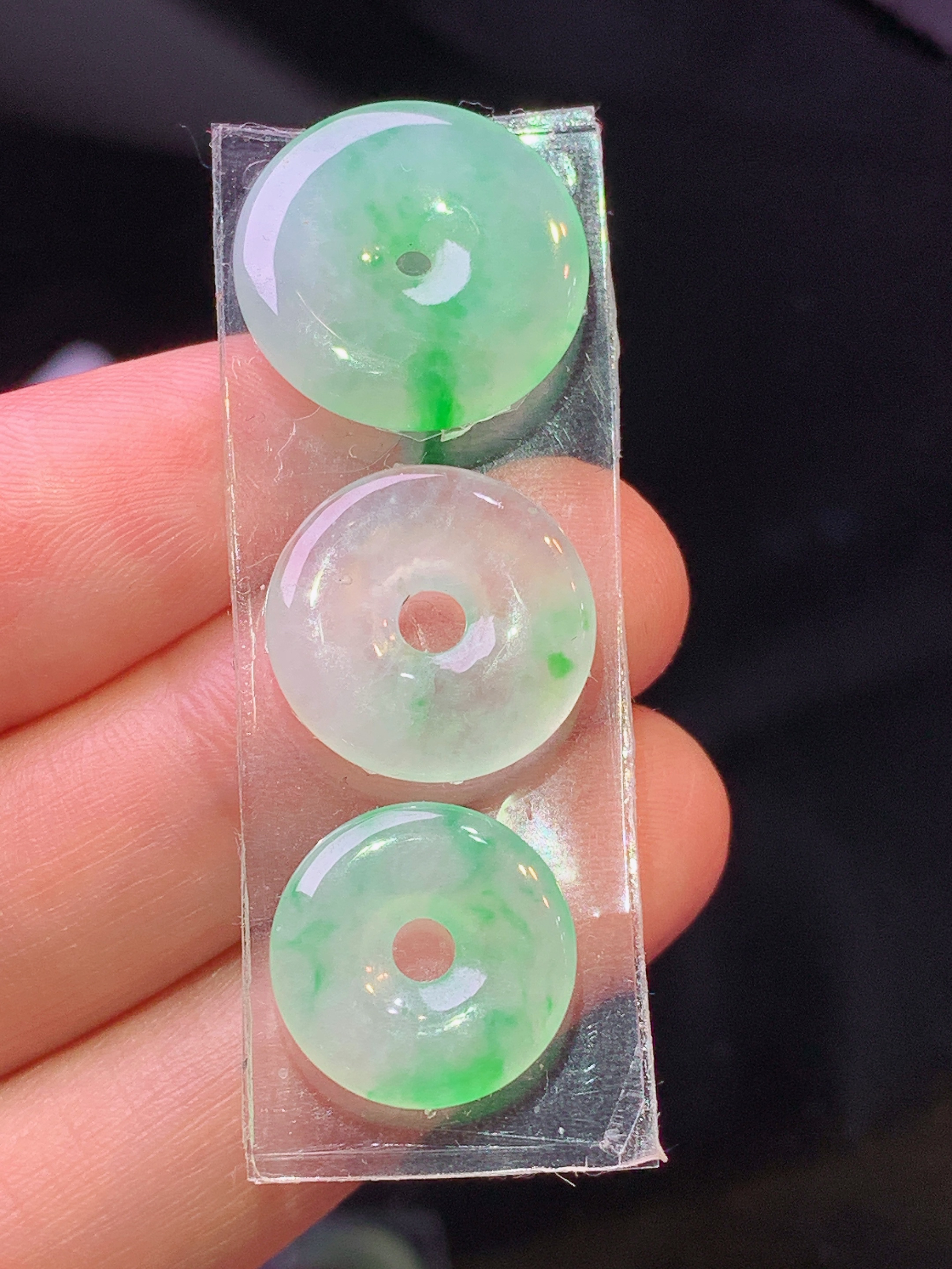 镶嵌款 飘绿平安扣一手 玉质细腻 色泽艳丽清新 水润亮眼 整体尺寸16*2.6j3