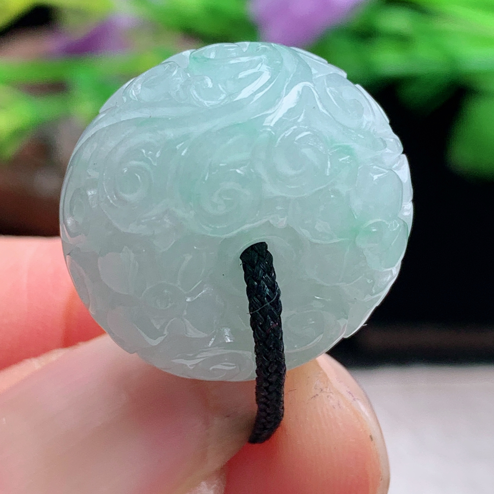 py实拍20*11.8缅甸翡翠冰润飘绿面包扣 玉扣玉吊坠 玉挂件