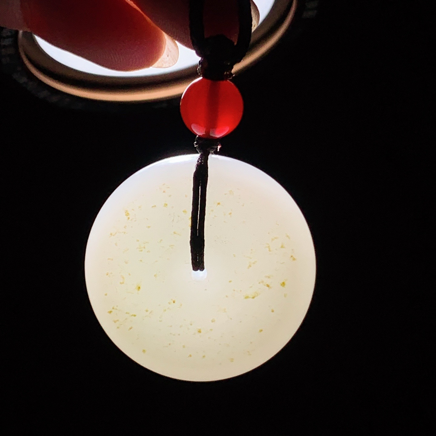 新疆和田玉籽料平安扣挂件。尺寸31/10重23克 玉质细腻油润 底色纯净 脂粉好，品质好。lt260328