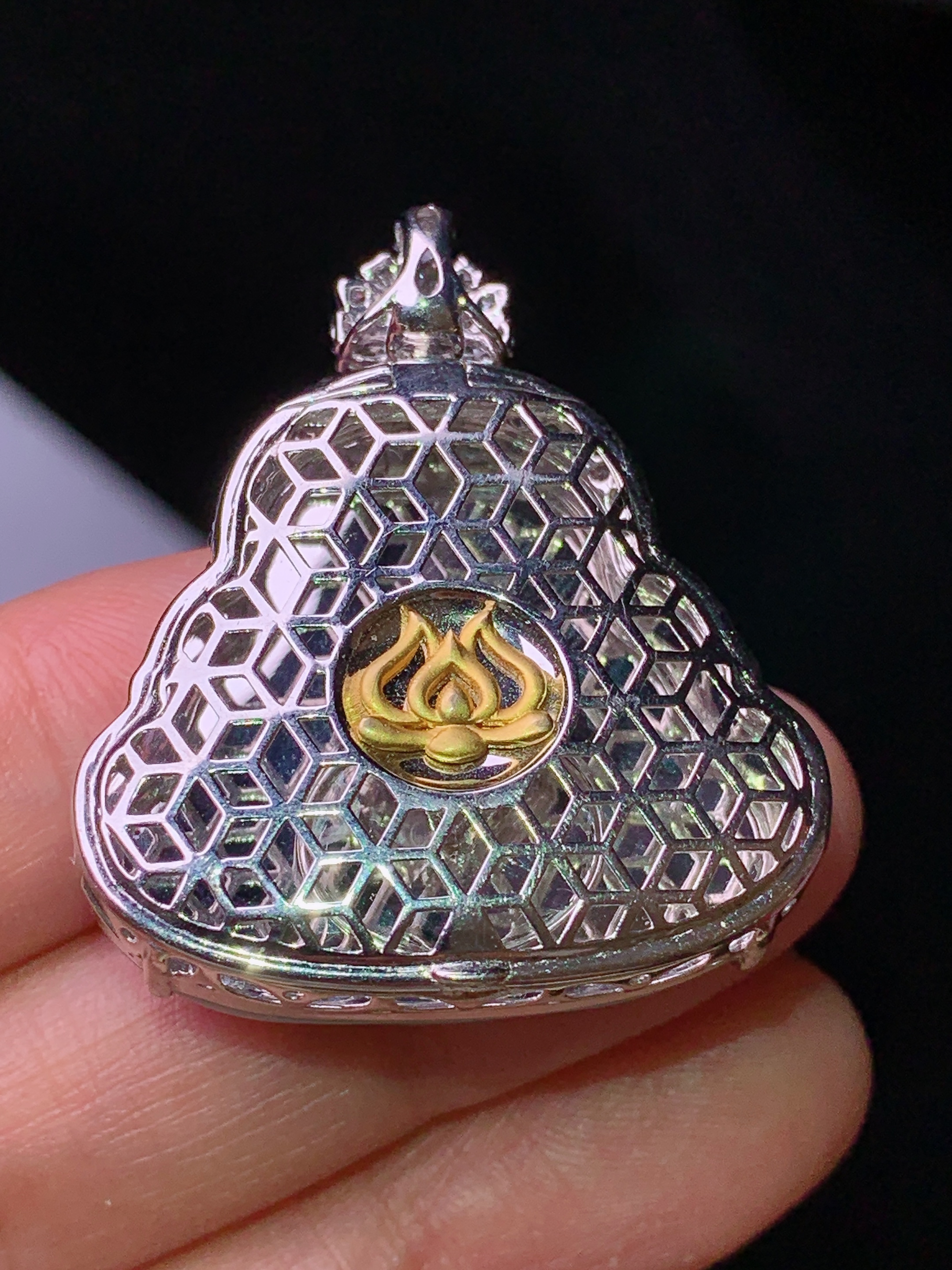 18k金钻镶嵌飘绿佛公吊坠 玉质细腻 色泽艳丽清新 水润亮眼 整体尺寸35.5*30.2*11.6g2