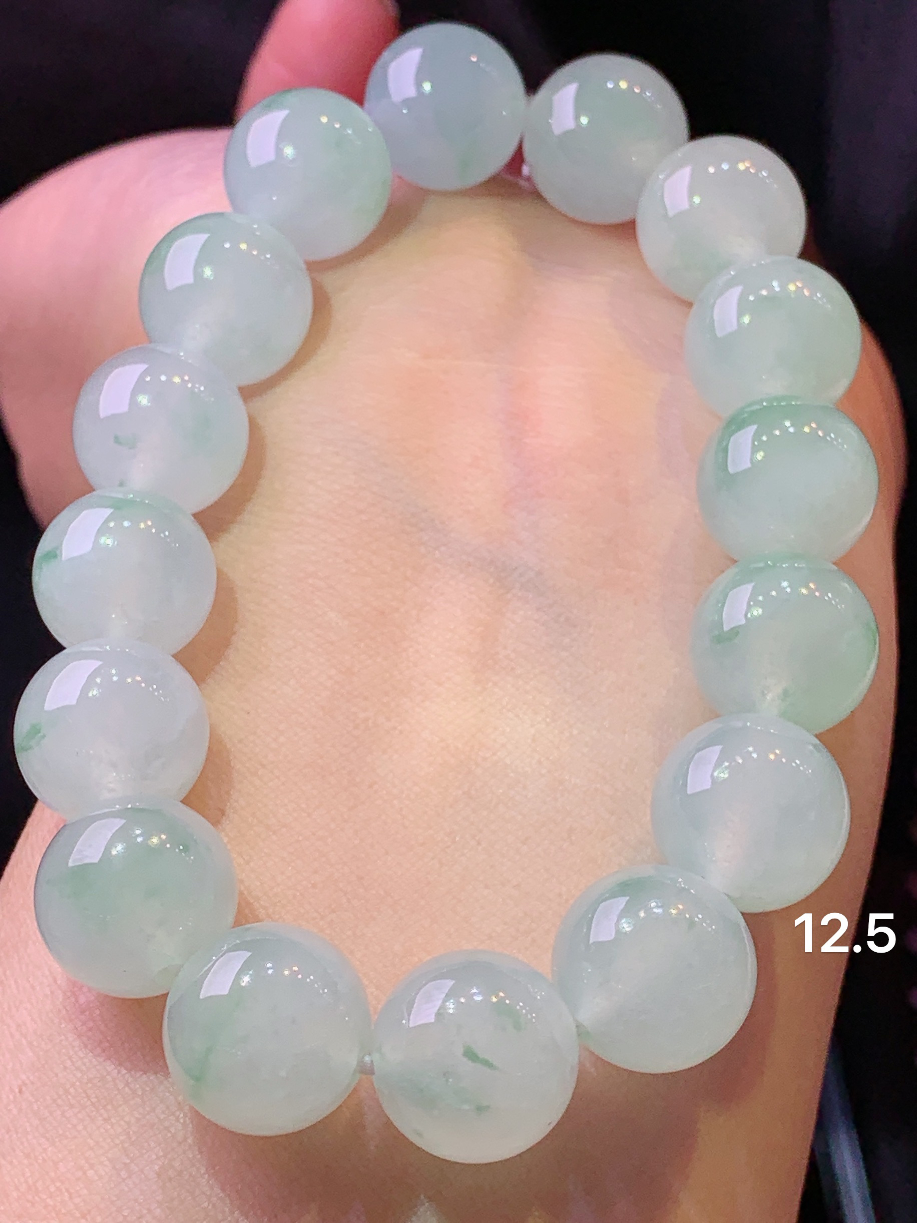 冰种飘绿圆珠手链 玉质细腻 色泽艳丽清新 水润亮眼 整体尺寸12.5h3